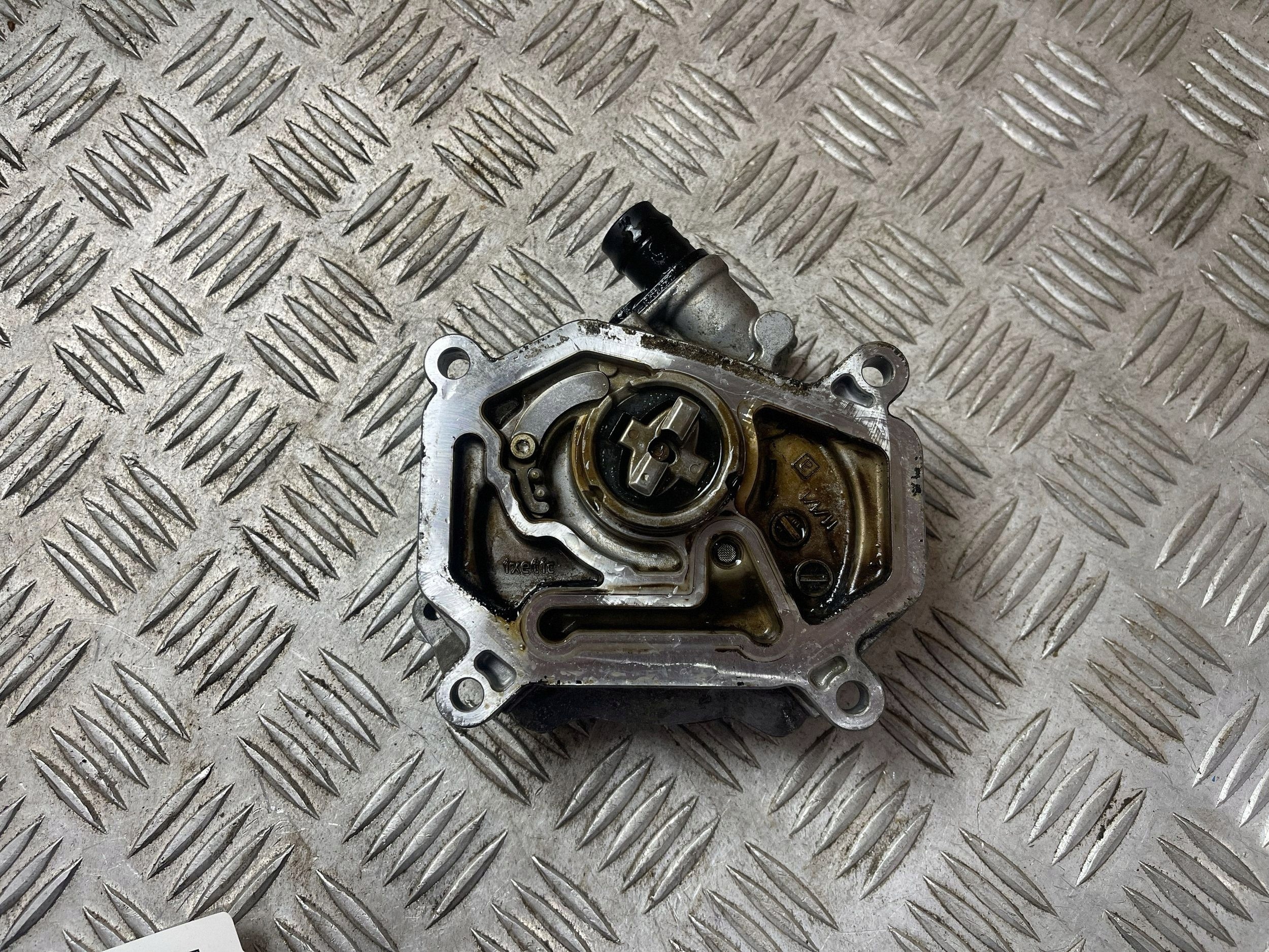 Mercedes-Benz A1331800501 käytetty alipainepumppu