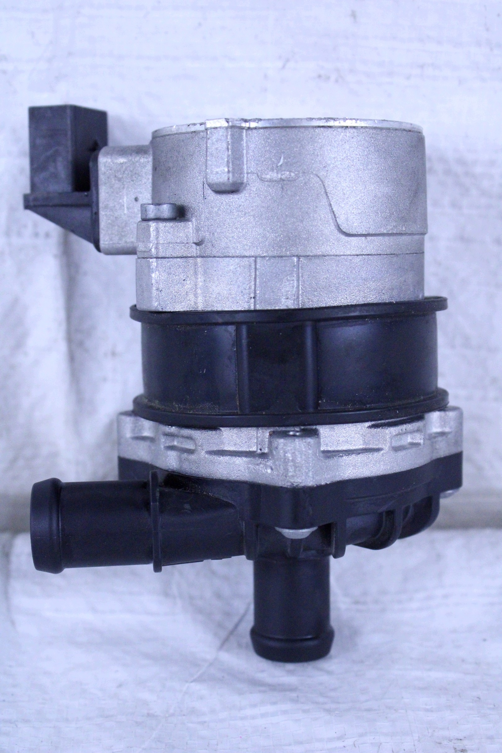 Porsche Cayenne 9Y0 Extra Vattenpump 4N0965567 image 2