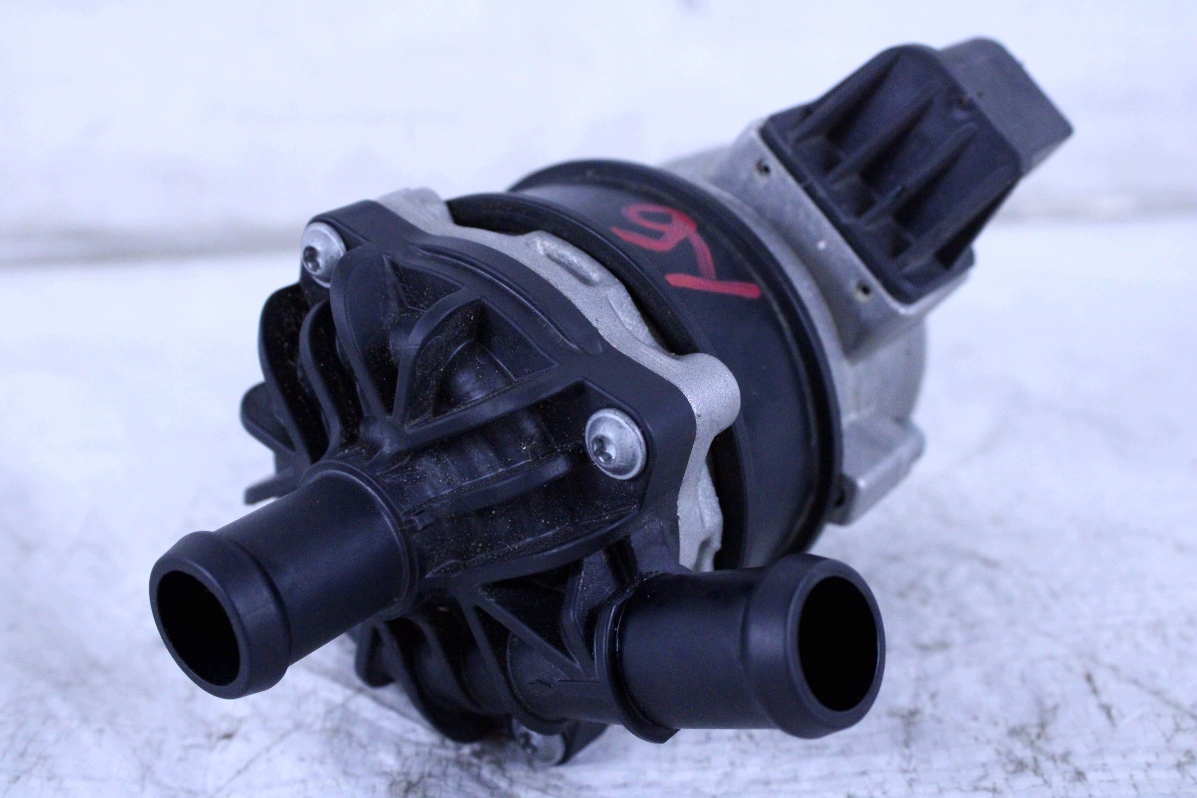 Porsche Cayenne 9Y0 Extra Vattenpump 4N0965567 image 3