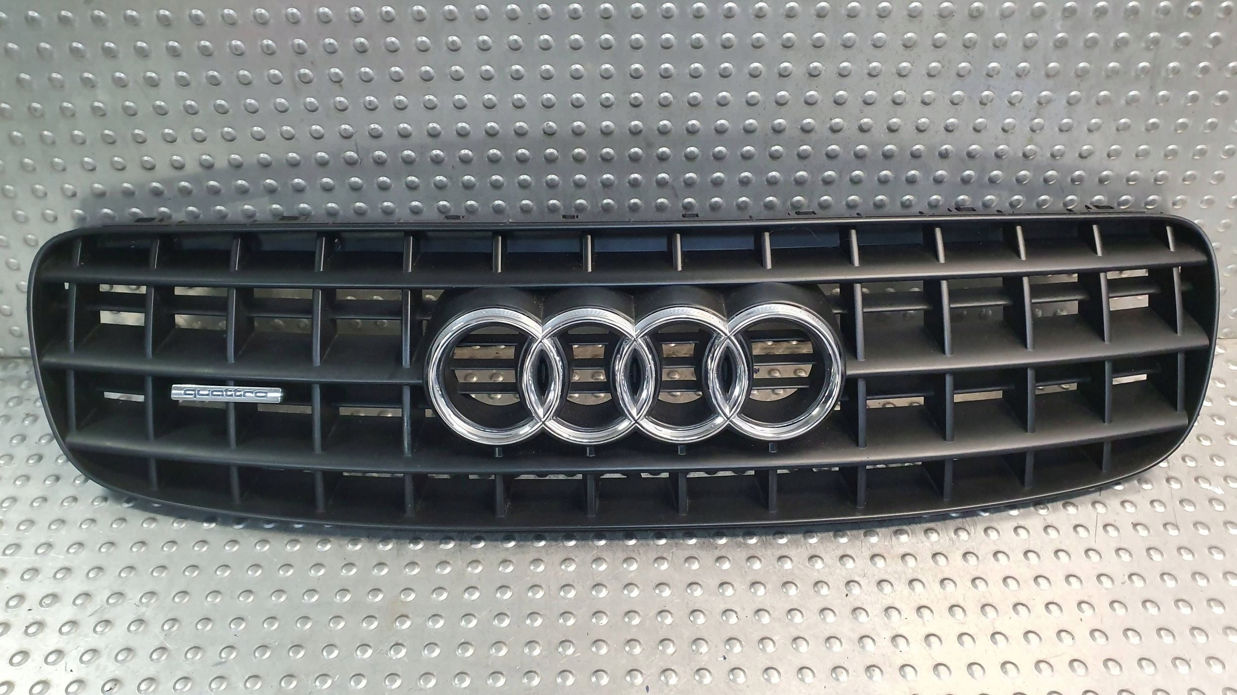 Audi TT R32 -säleikkö 8N0853653B käytetty