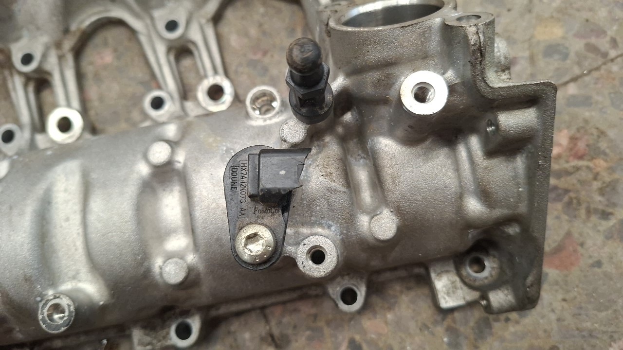 Venttiilikannen kansi Ford Fiesta MK4 1.0 EcoBoost h6bg-6e262-ae