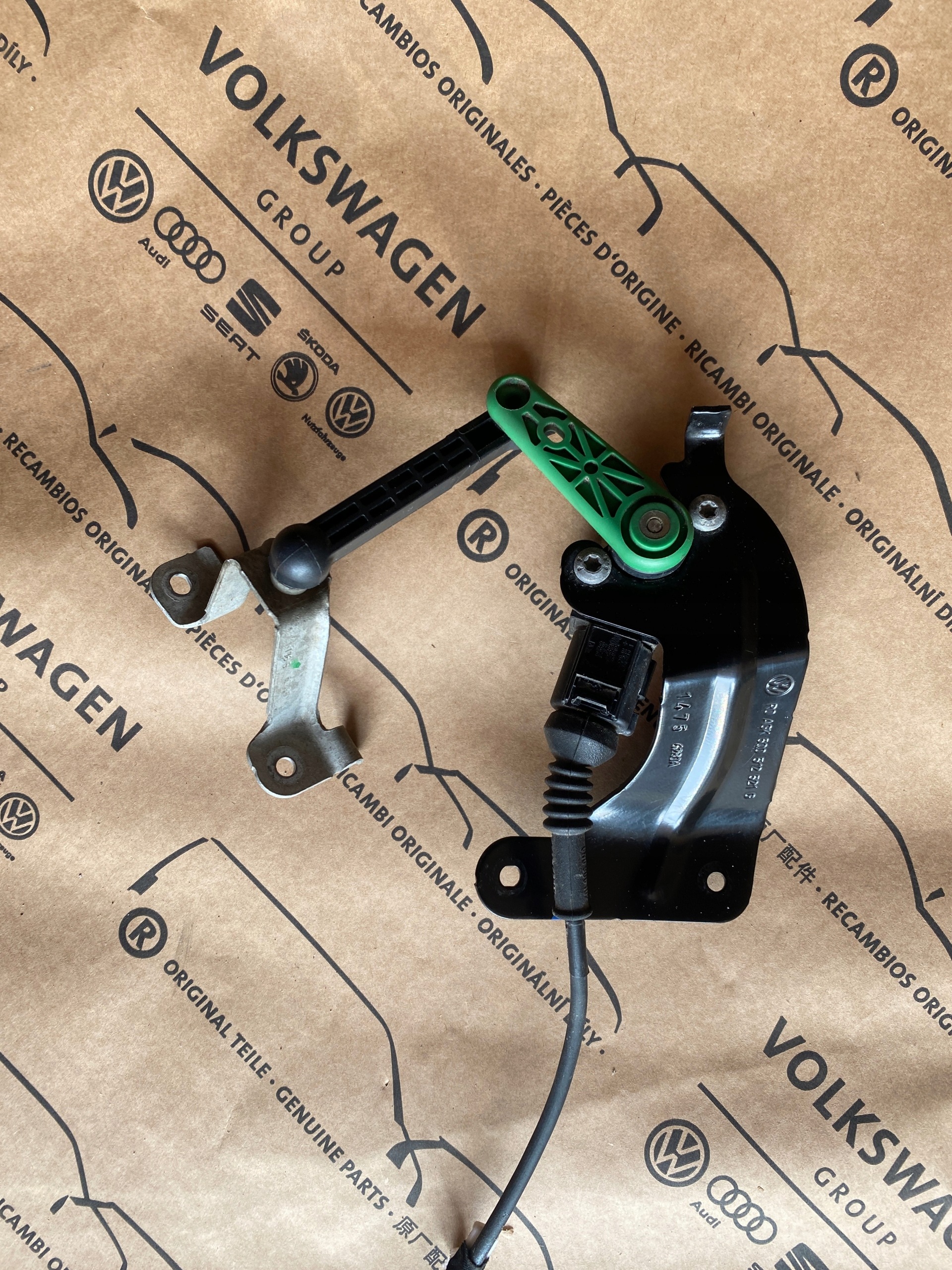 Audi A3 Q3 Headlight Level Sensor 5Q0512521G image 3