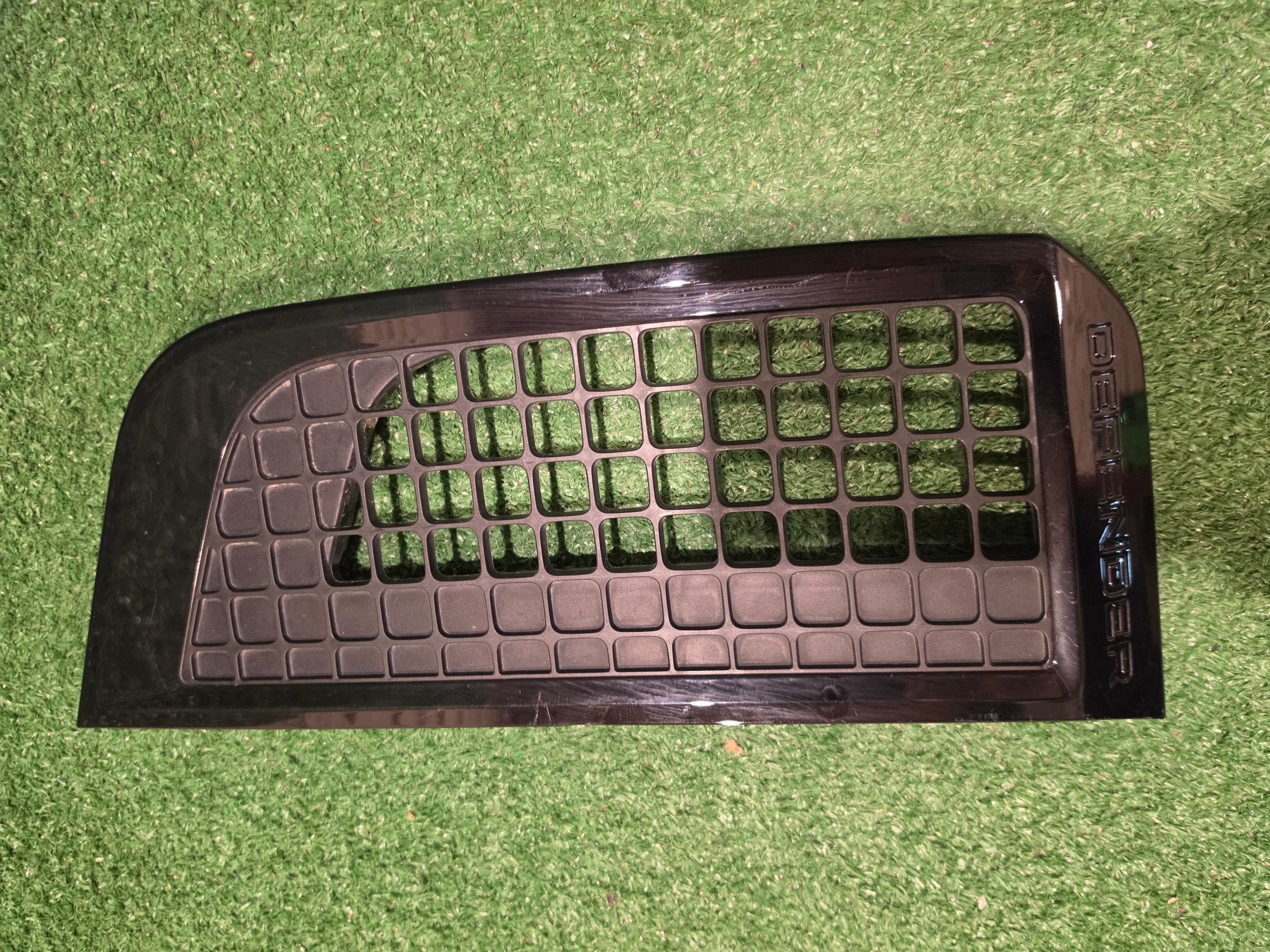 Land Rover Defender Grille L8B2-280B11-ED image 2