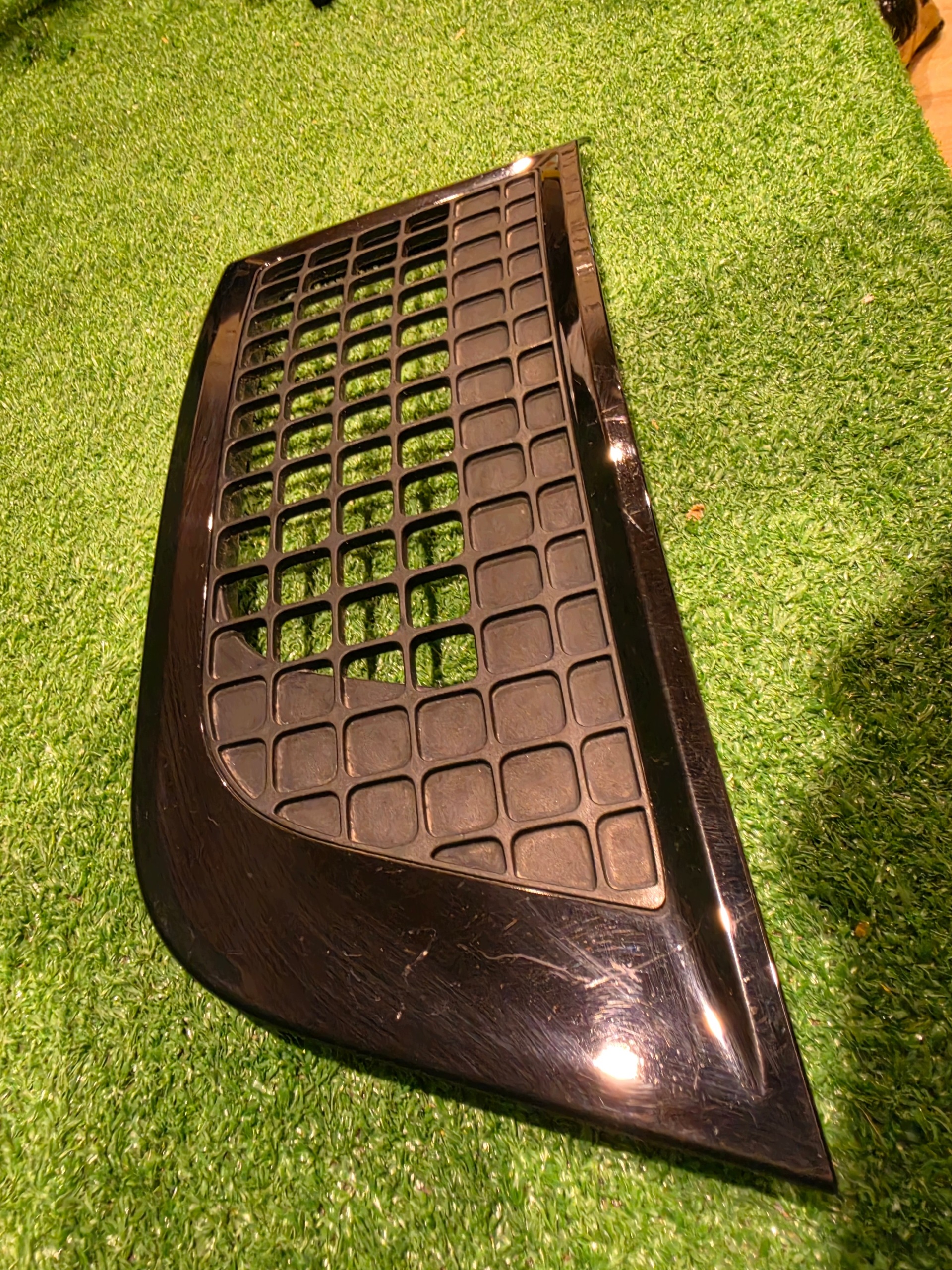 Land Rover Defender Grille L8B2-280B11-ED image 3