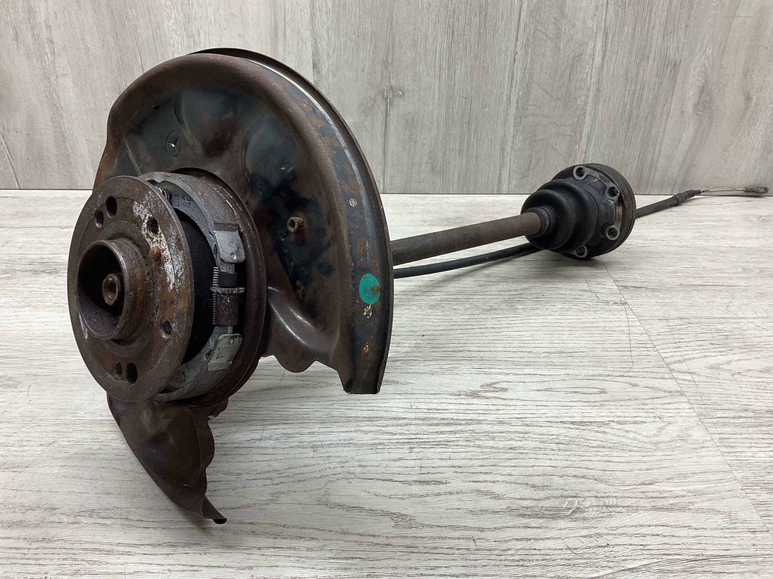 Akselinivekan vasen taka-akseli SL R129 OEM A2023509408
