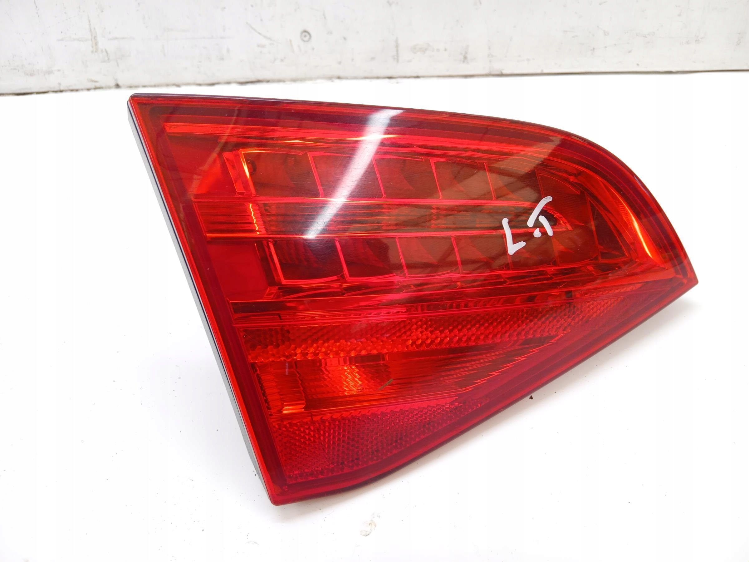 Audi A4 B8 vasen takavalo 8K9945093B