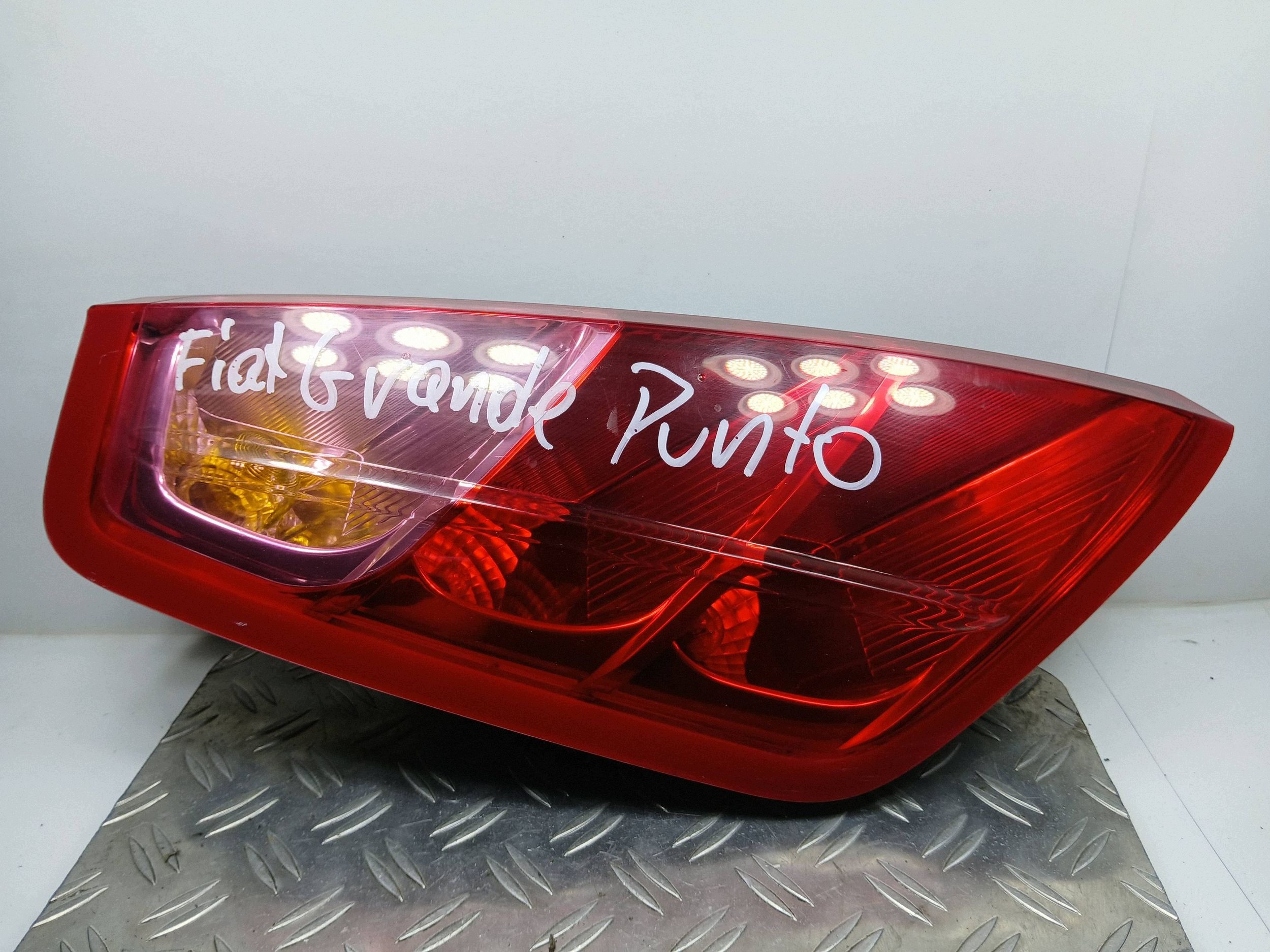 Lâmpada Traseira Esquerda Fiat Grande Punto Usada image 2