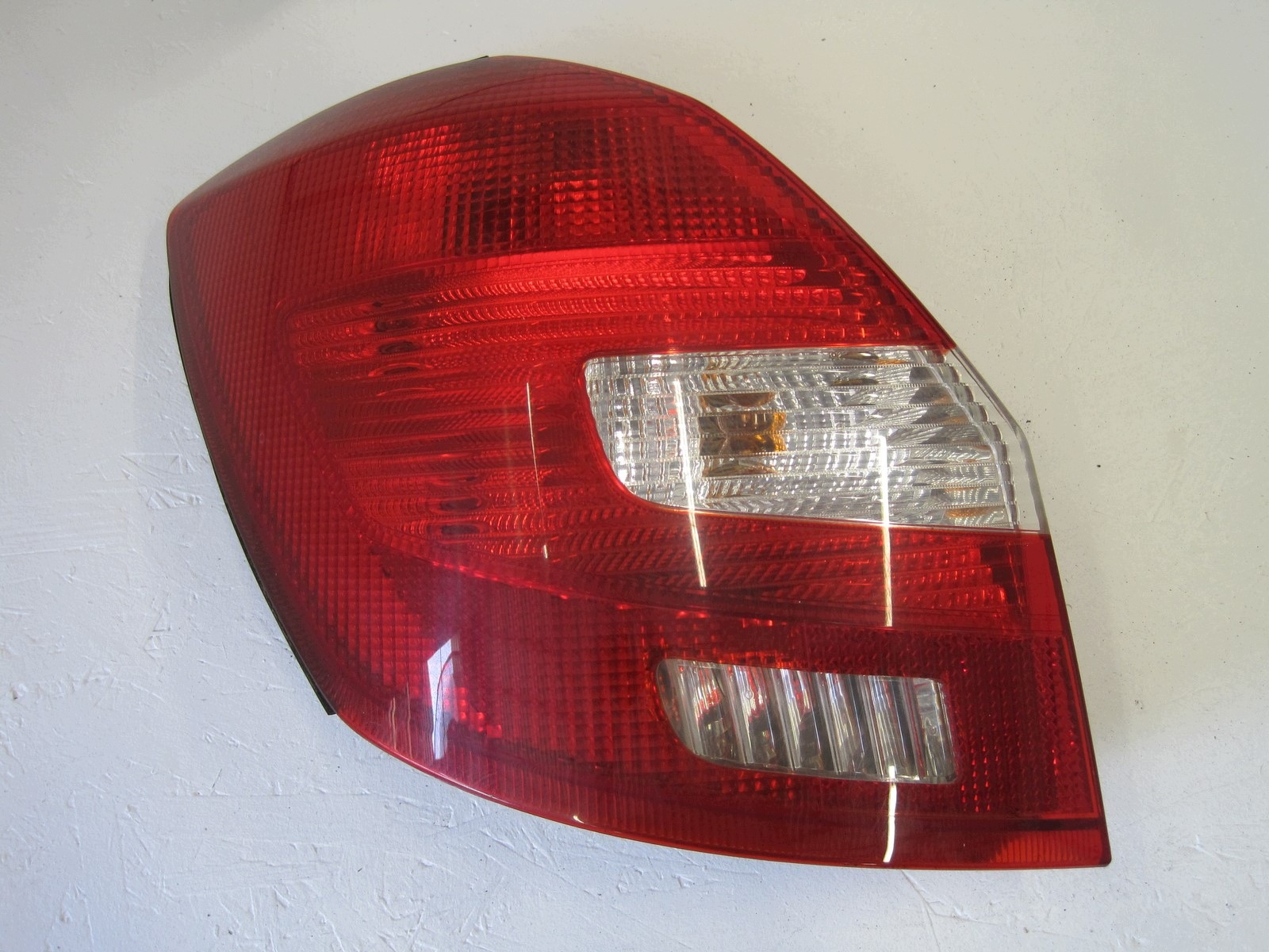 Lanterna Traseira Esquerda Skoda Fabia II 5J6945095 image 2