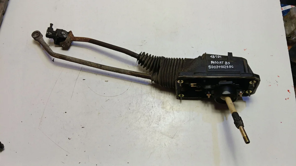 Levier de vitesse VW Passat B5 8D0711025AC image 2