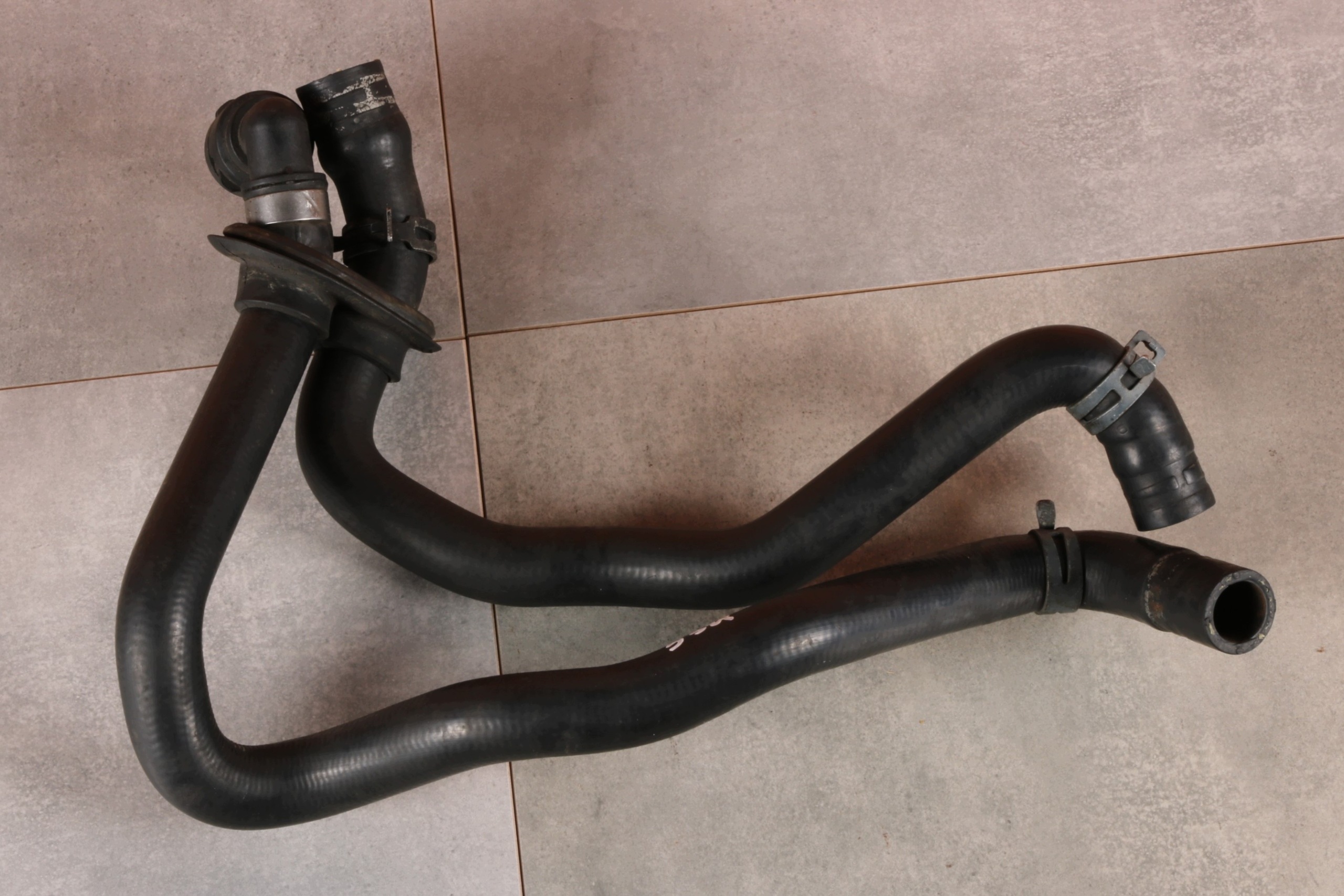 Tuyau d'eau Audi VW Skoda 8D0819373M image 3