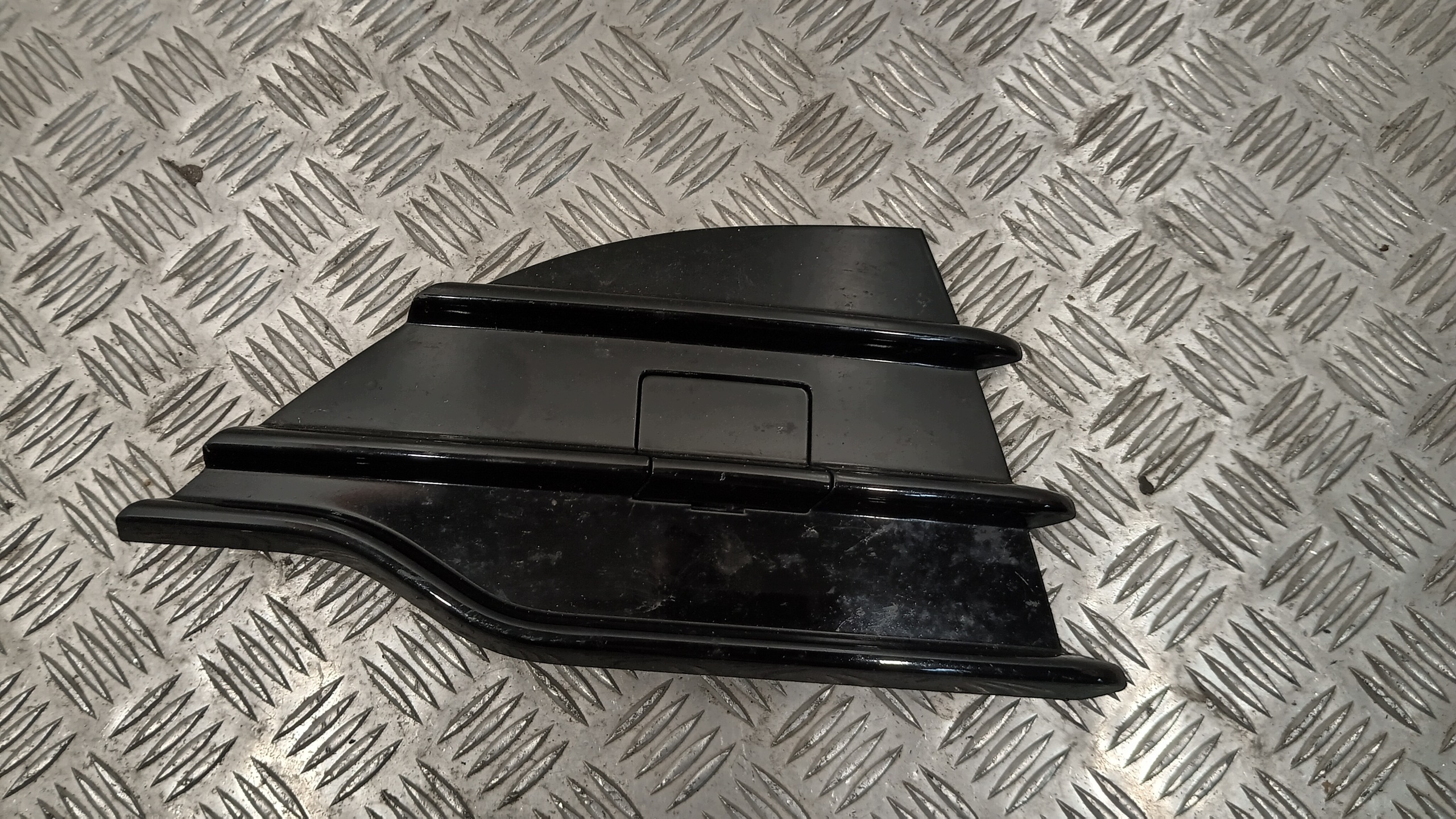 Ford Kuga Mk2 CV44-17K946BE puskurin ritilä oikea