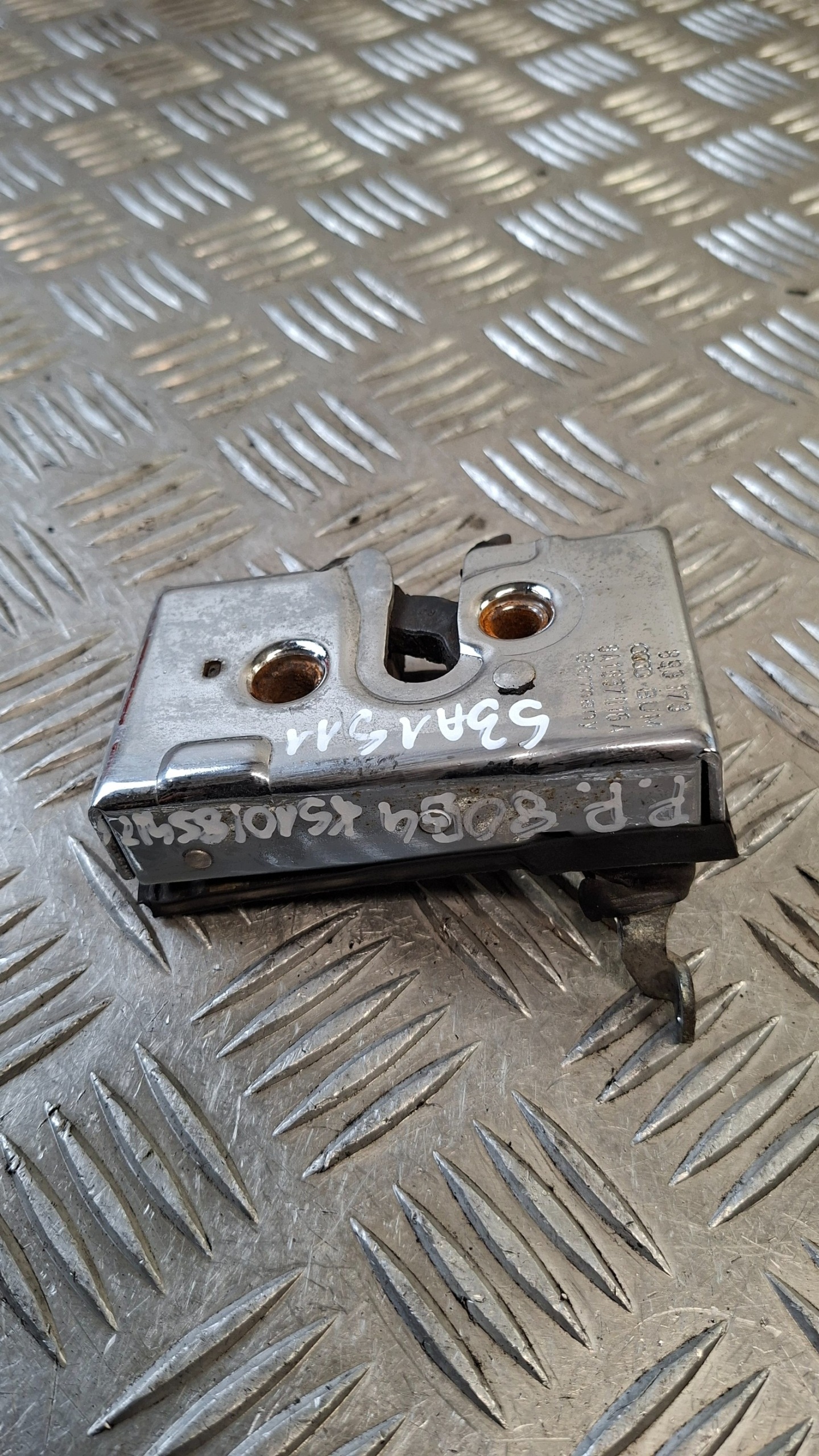 Oven lukko, etu oikea, Audi 80 B4, OEM 8A1837046A