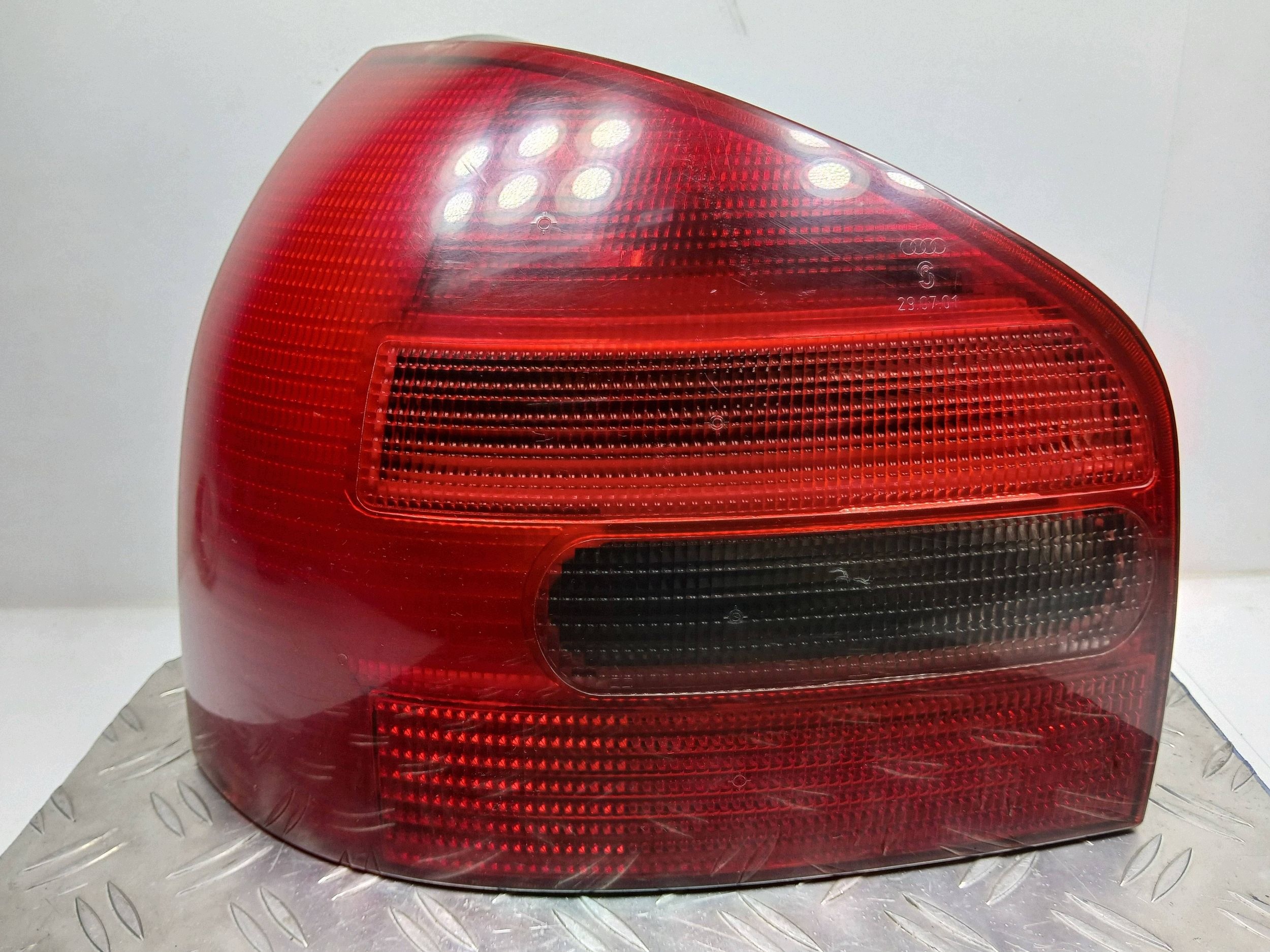 Feu arrière gauche Audi A3 8L OEM 159299KAS image 2