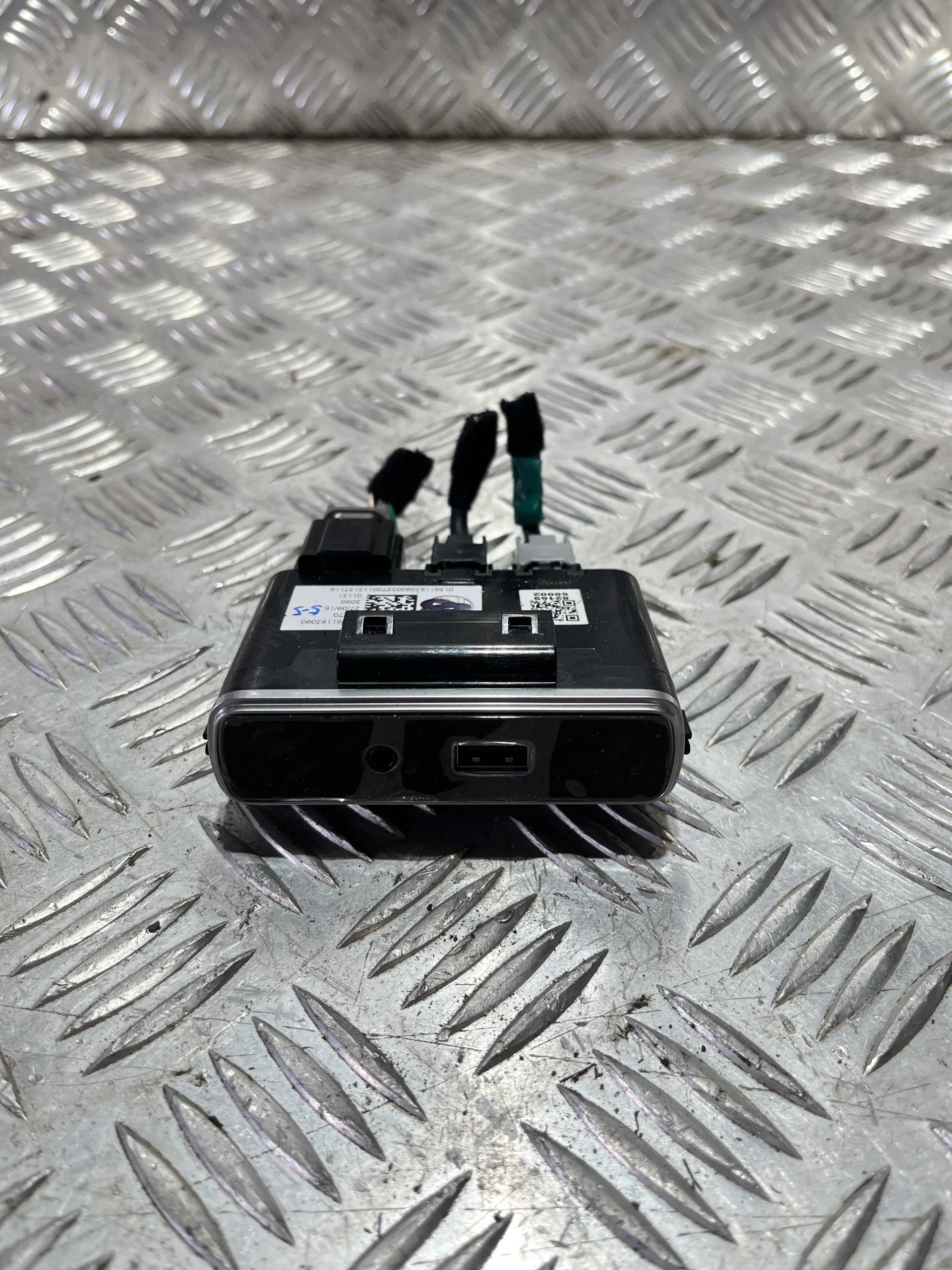 Prise USB Alfa Romeo Giulia 2015- image 2