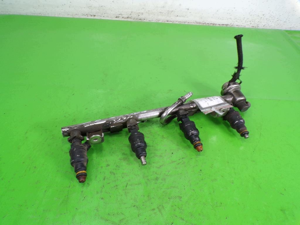 VW Passat B5 1.8 ADR Einspritzleiste 058133881B image 2