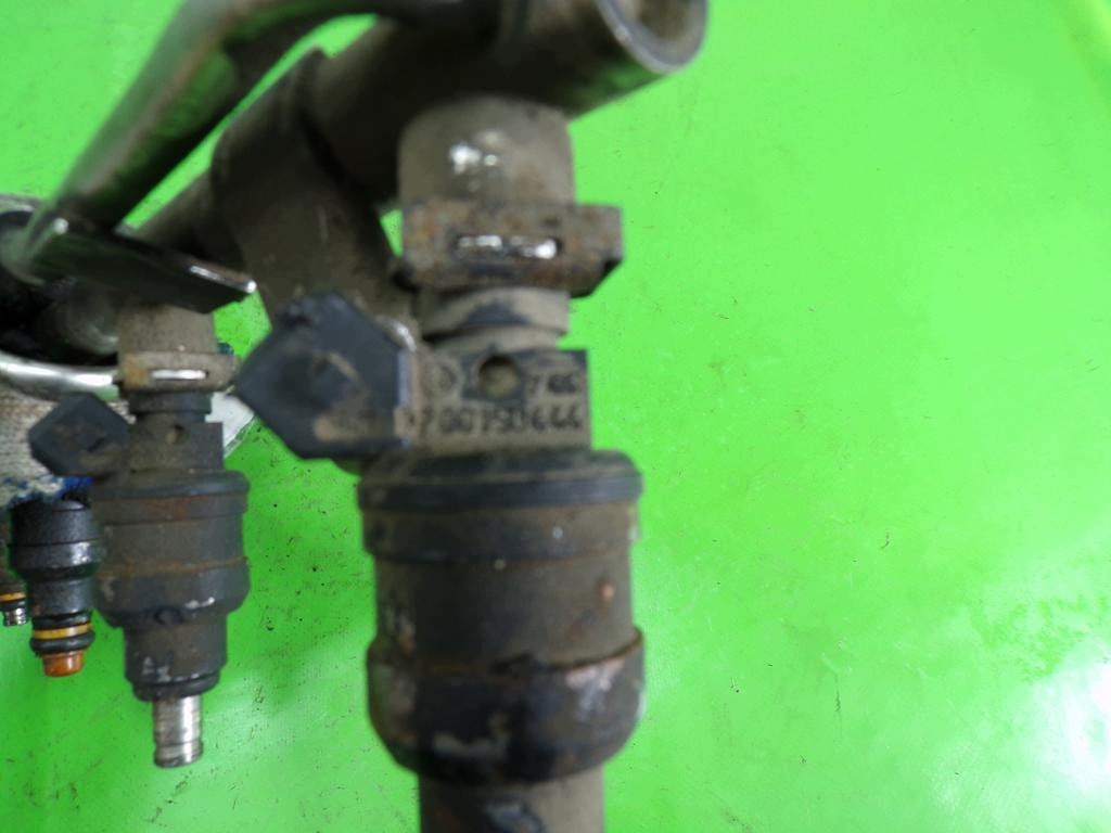 VW Passat B5 1.8 ADR Einspritzleiste 058133881B image 3