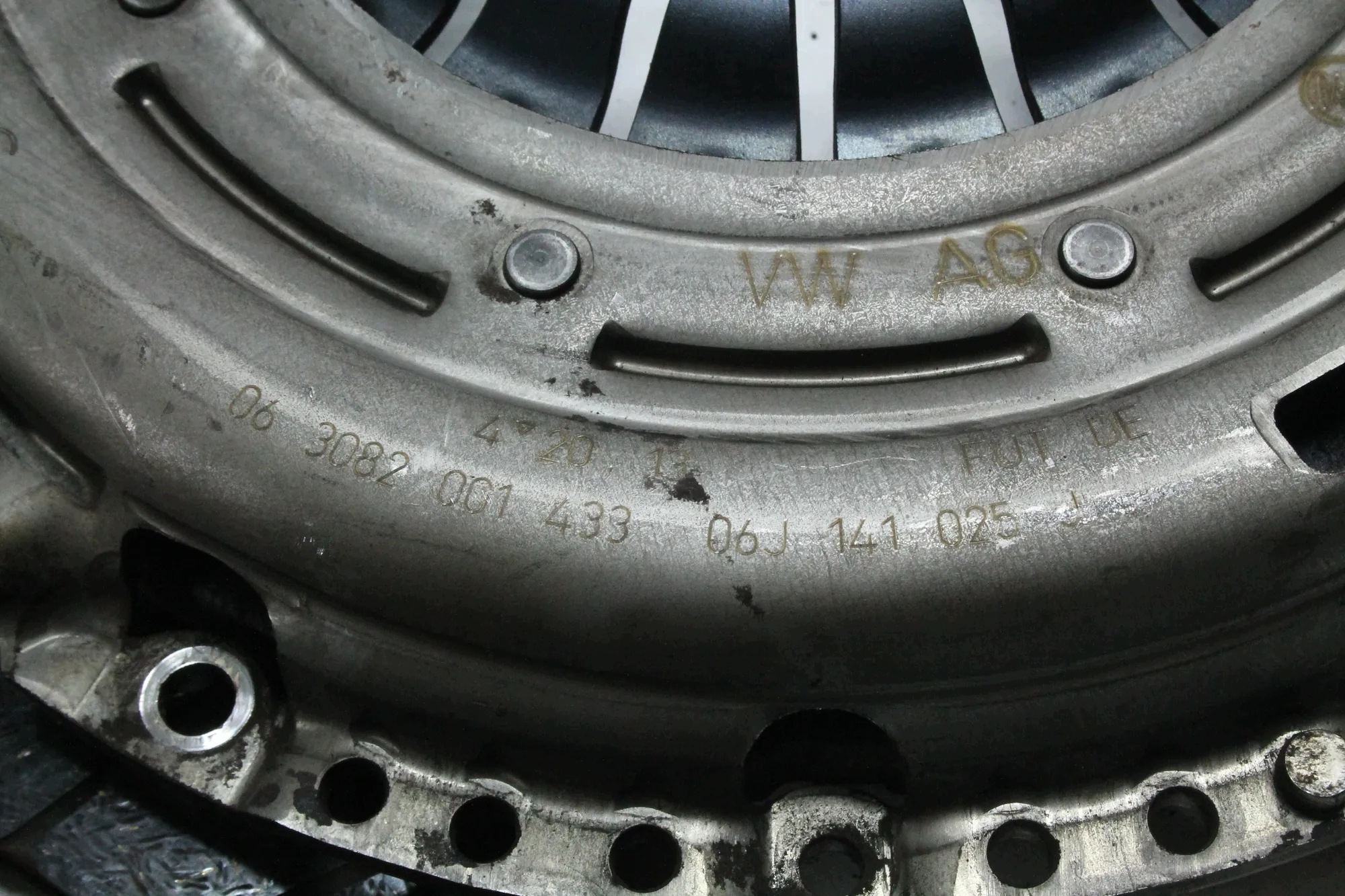Plaque de pression d'embrayage VW CC B7 2.0L 06J141031A image 5