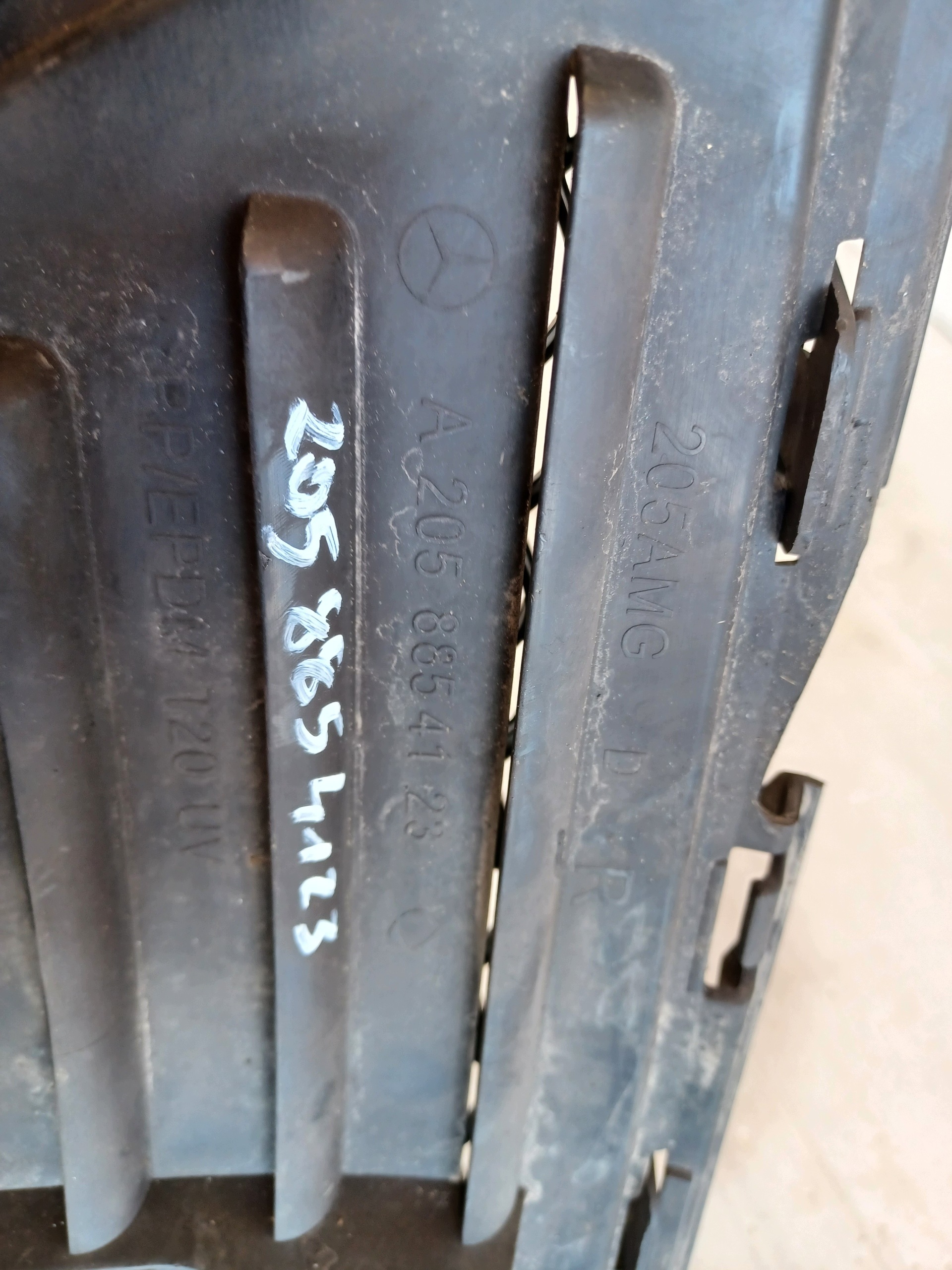Grelha Para-choques Mercedes C W205 AMG A2058854123 image 8