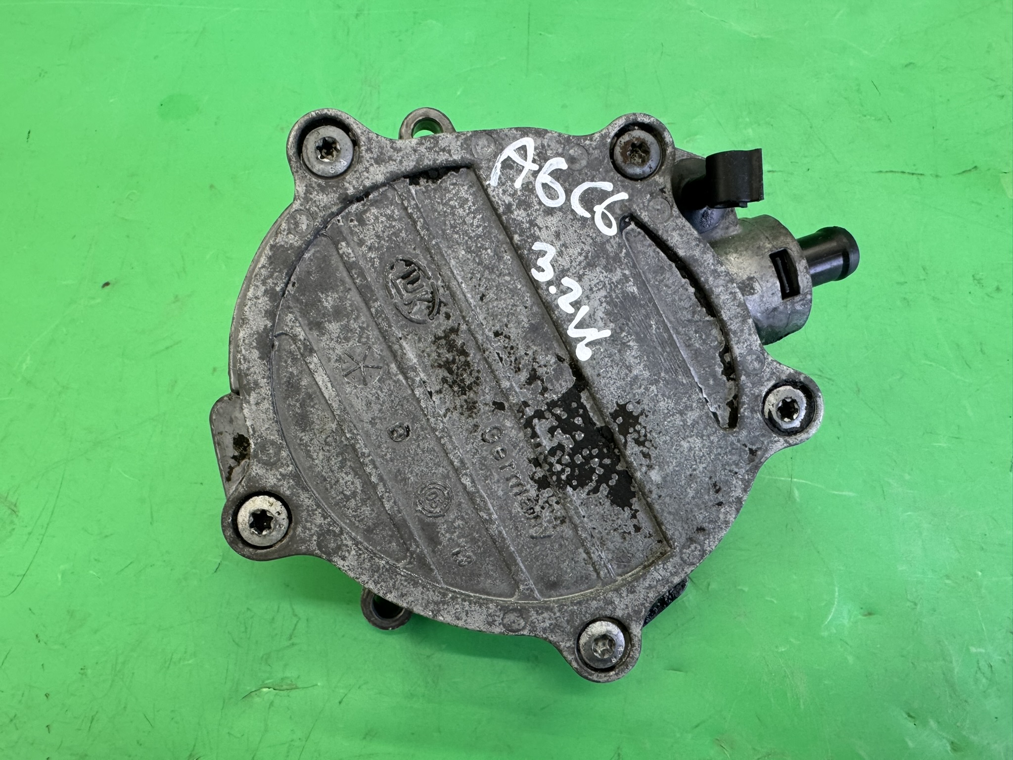 Vacuümpomp Audi A6 S6 C6 06E145100D image 2