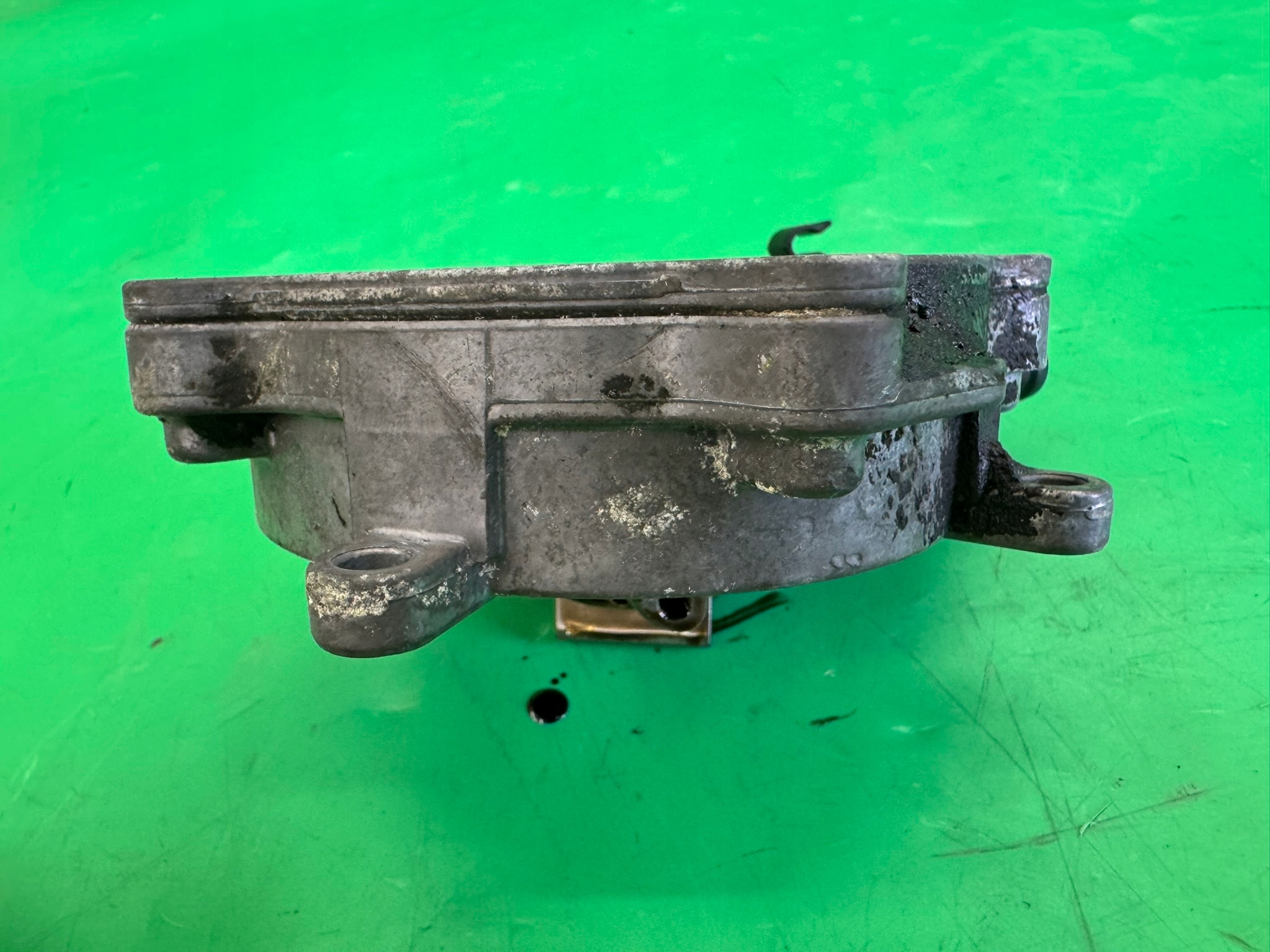 Alipainepumppu Audi A6 S6 C6 06E145100D