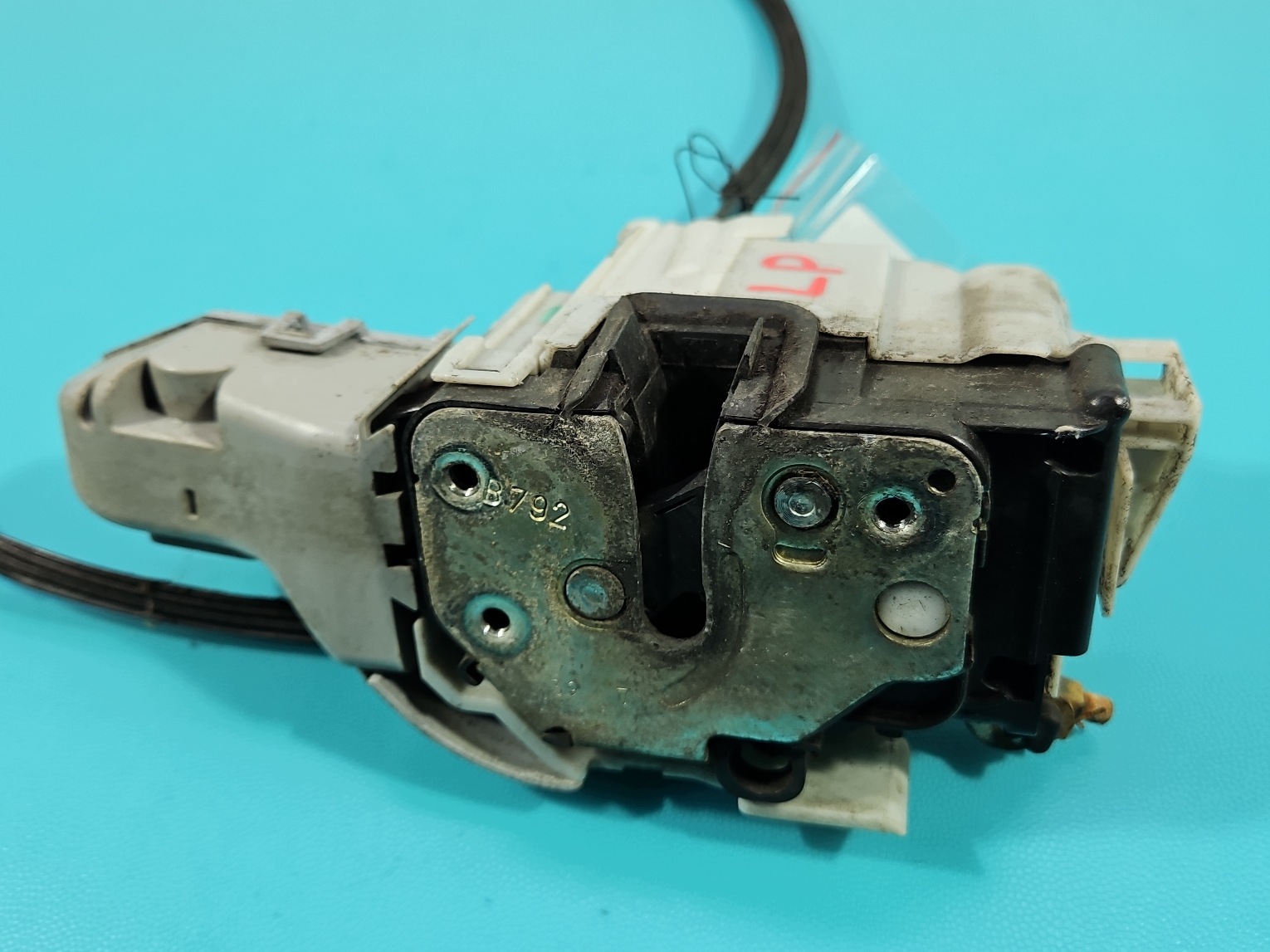 Etulukko vasen Fiat Bravo II 5-pin käytetty