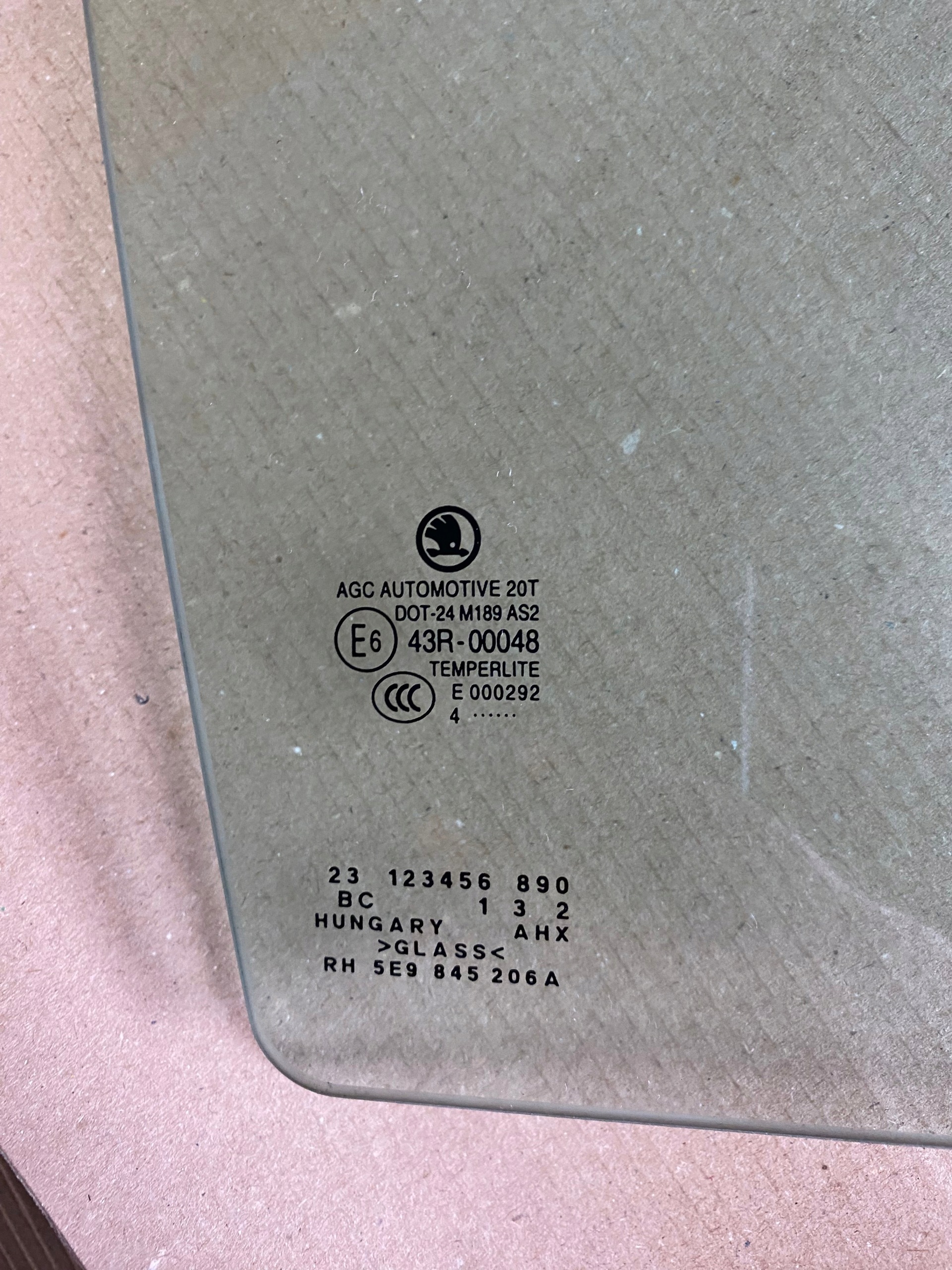 Skoda Octavia III Kombi 2014 rechte Seitenscheibe OEM 5E9845206A image 3