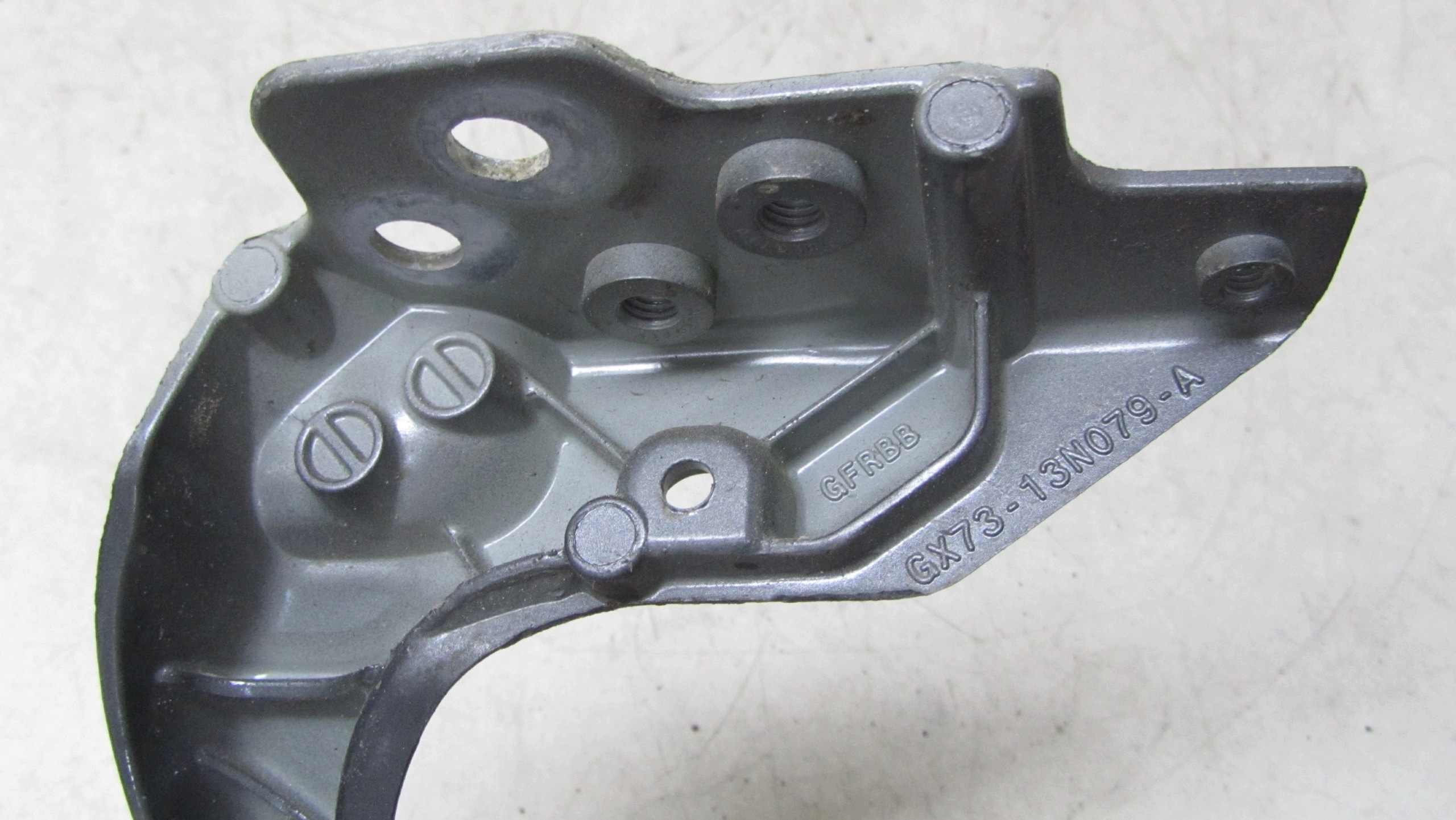 Etupään vasen silmukka Jaguar XE (X760) GX73-13N079-A 17-24