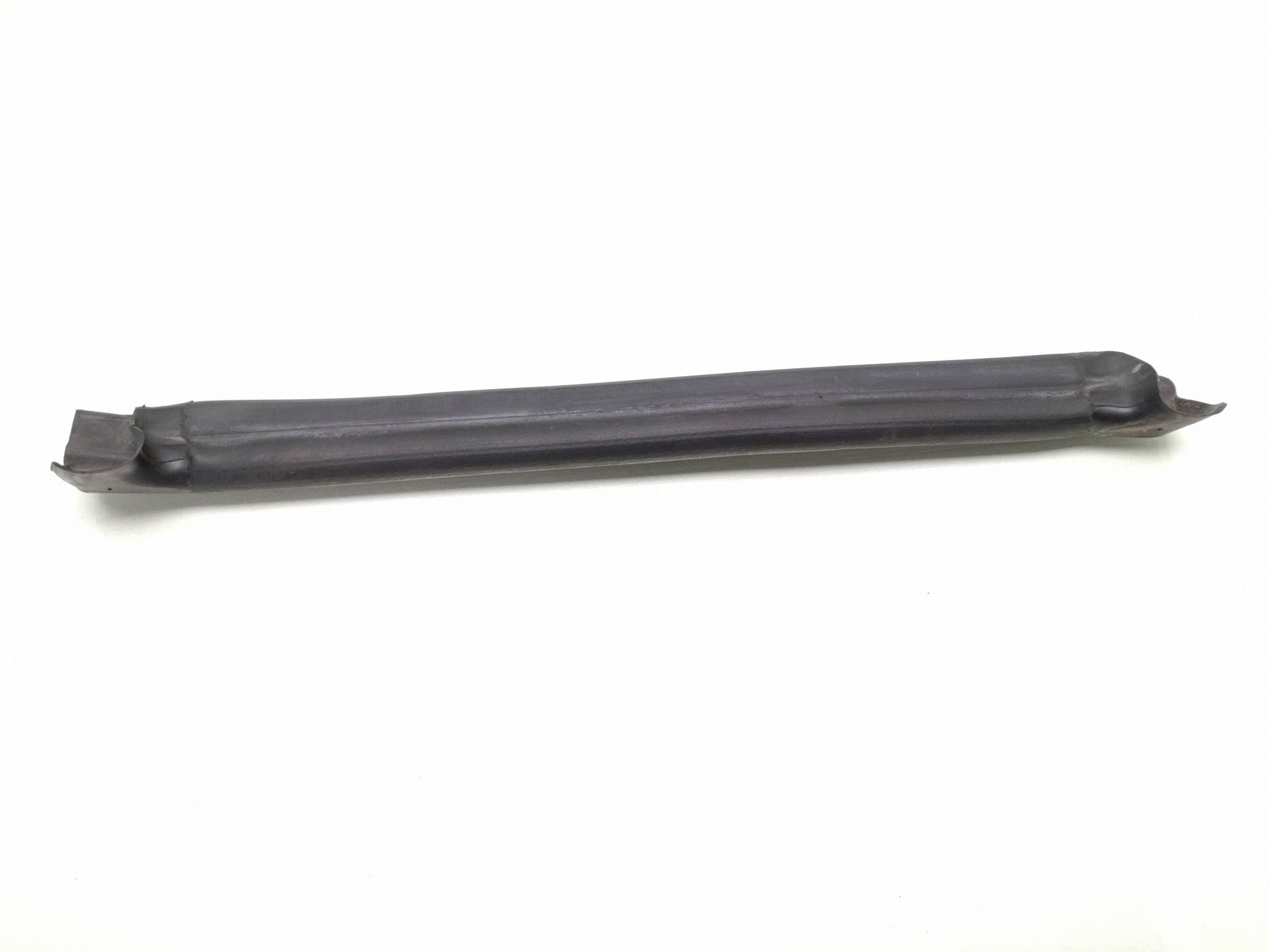 BMW E46 Konepellin kumitiiviste oikea 8215894