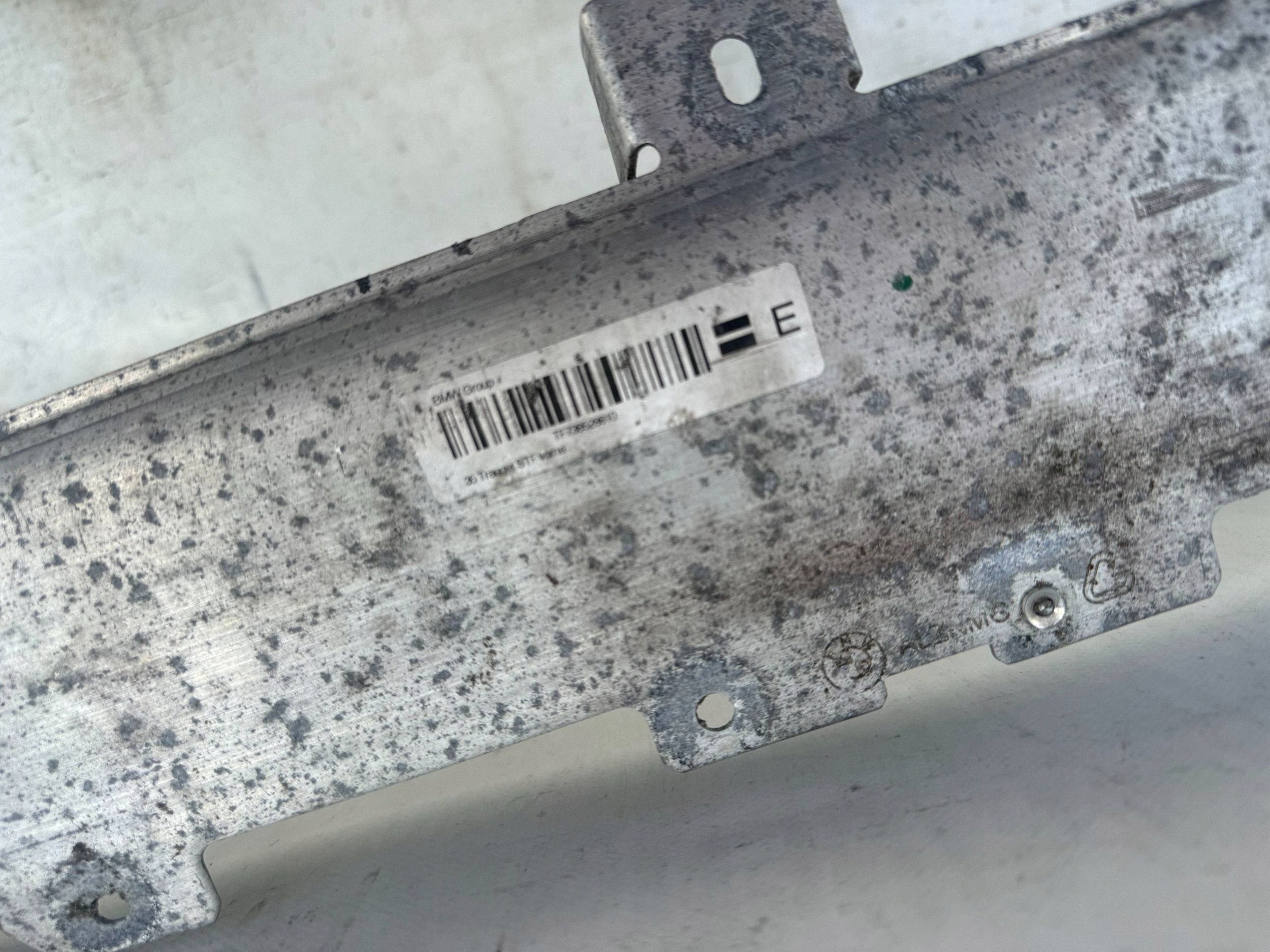 BMW 5 G30 G31 G38 förstärkningsbalk image 5