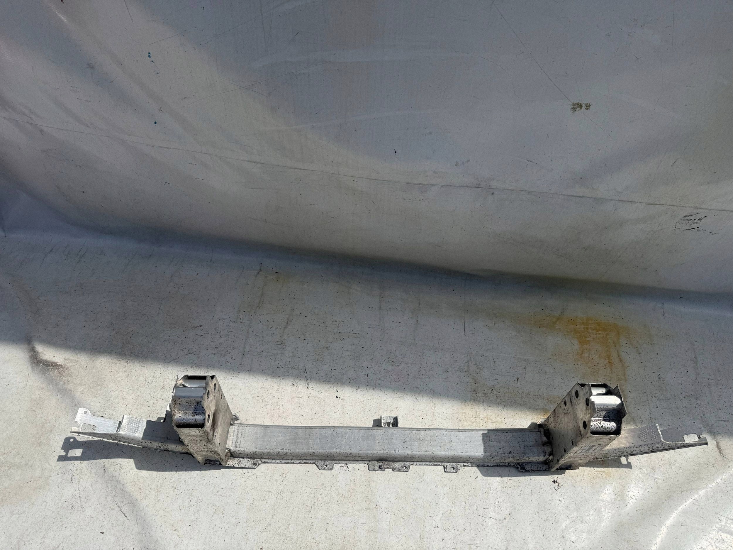BMW 5 G30 G31 G38 förstärkningsbalk image 8