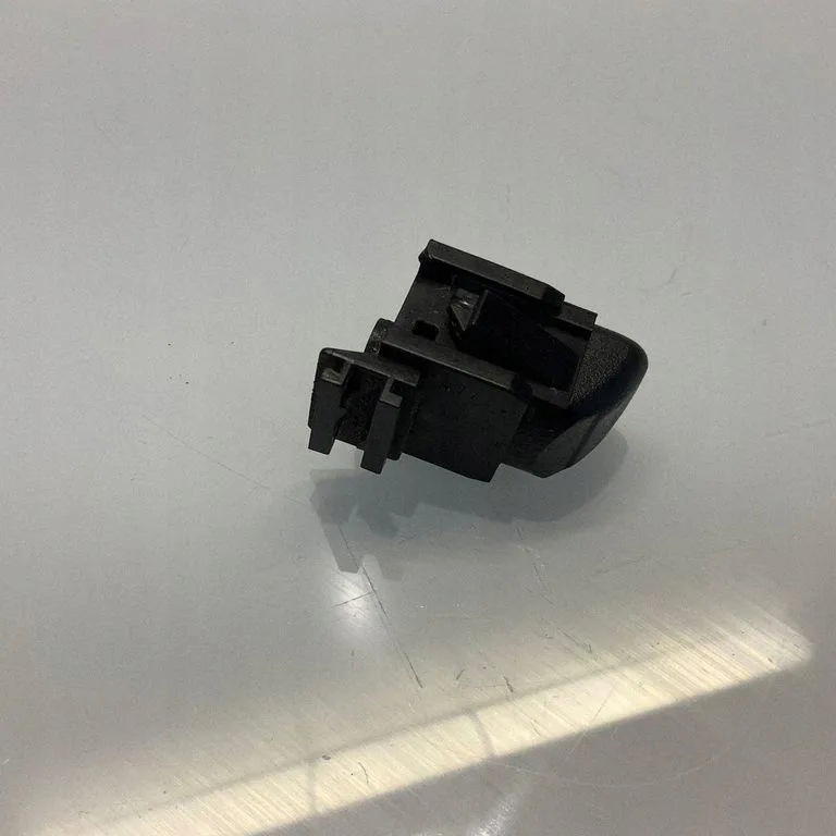 Pesunesteen suutin Mercedes W203 W209 W211 W219 A2118601347