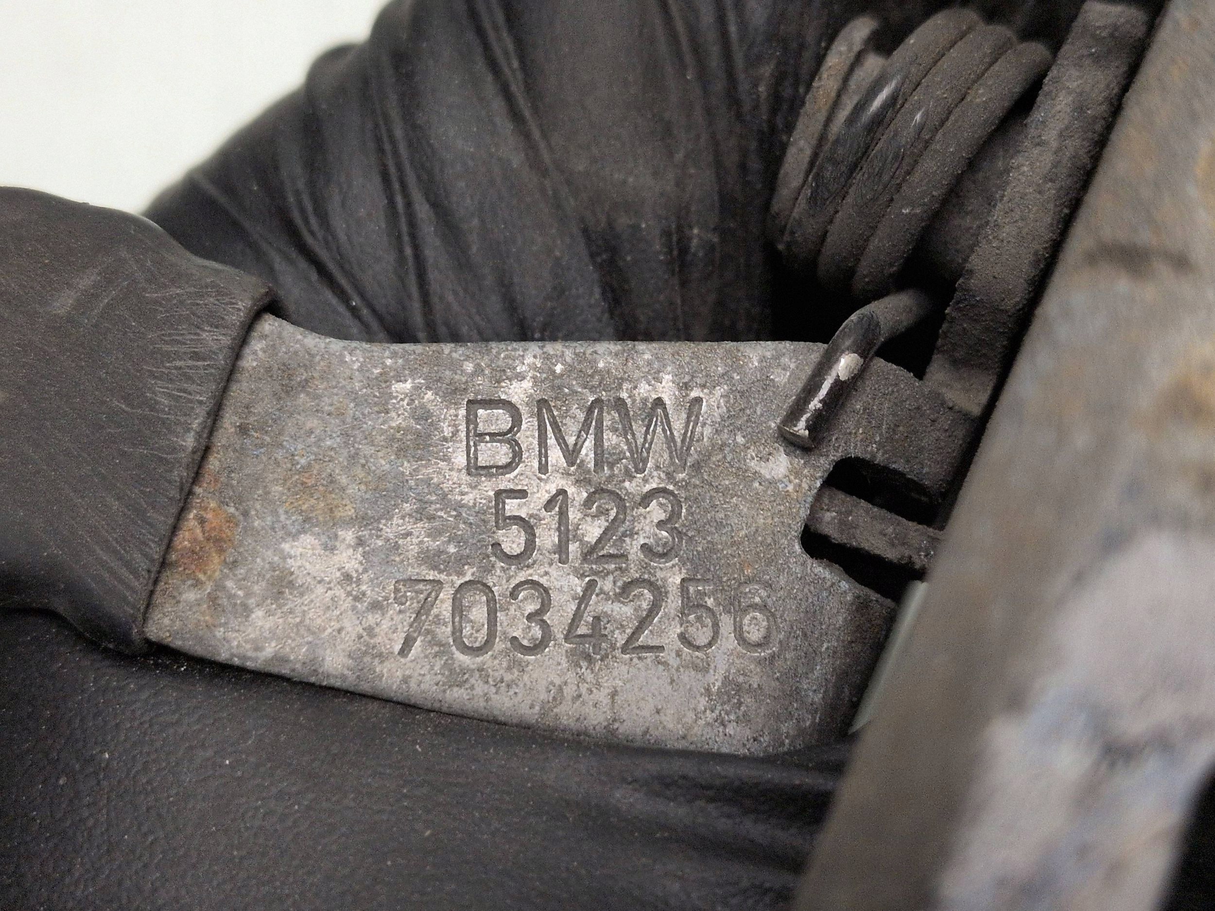 BMW 5 E60 E61 2008 Loquet / Crochet de capot moteur image 4