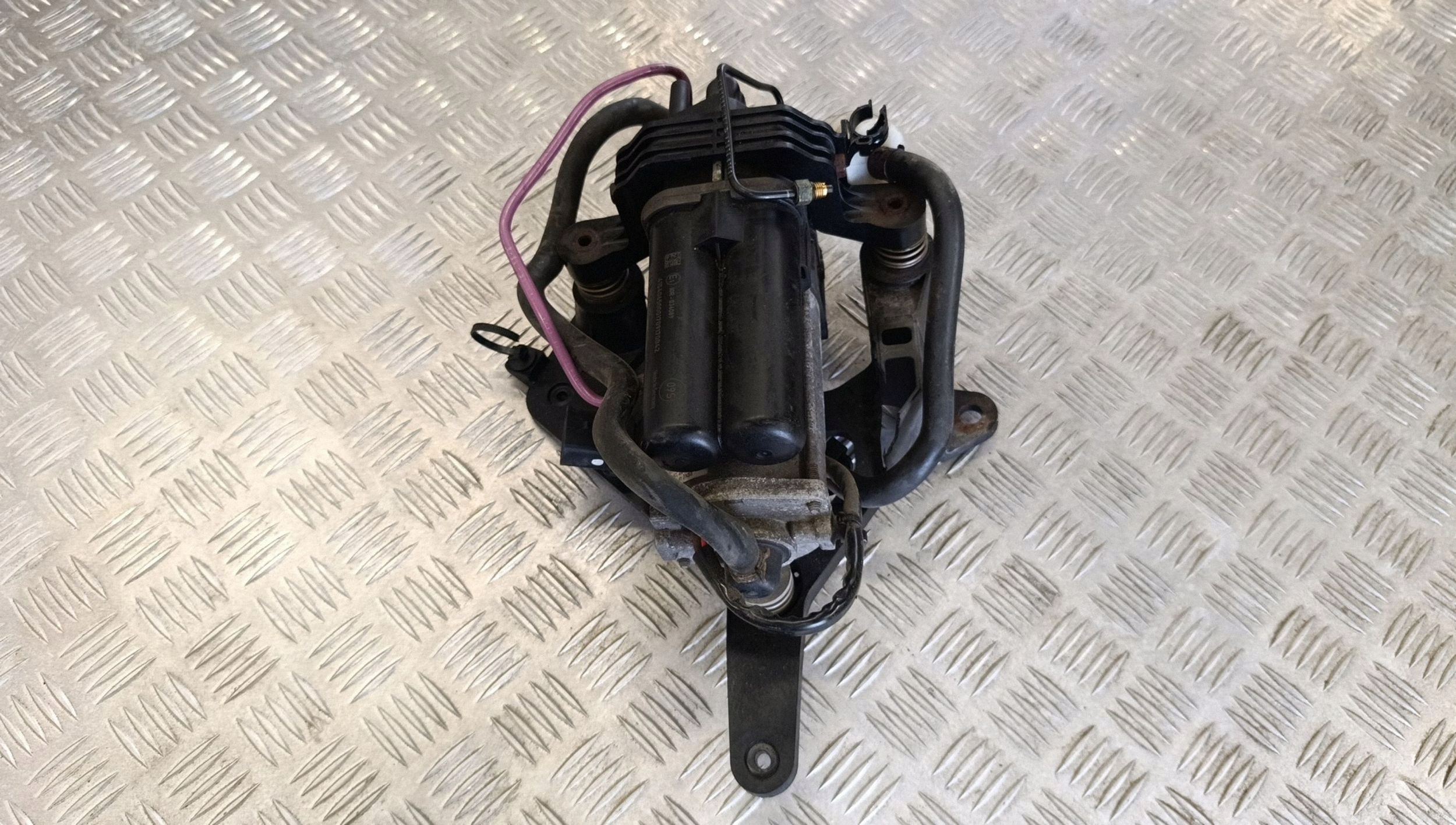 WABCO Luchtcompressor 4430203031 Tesla X 2018 image 2