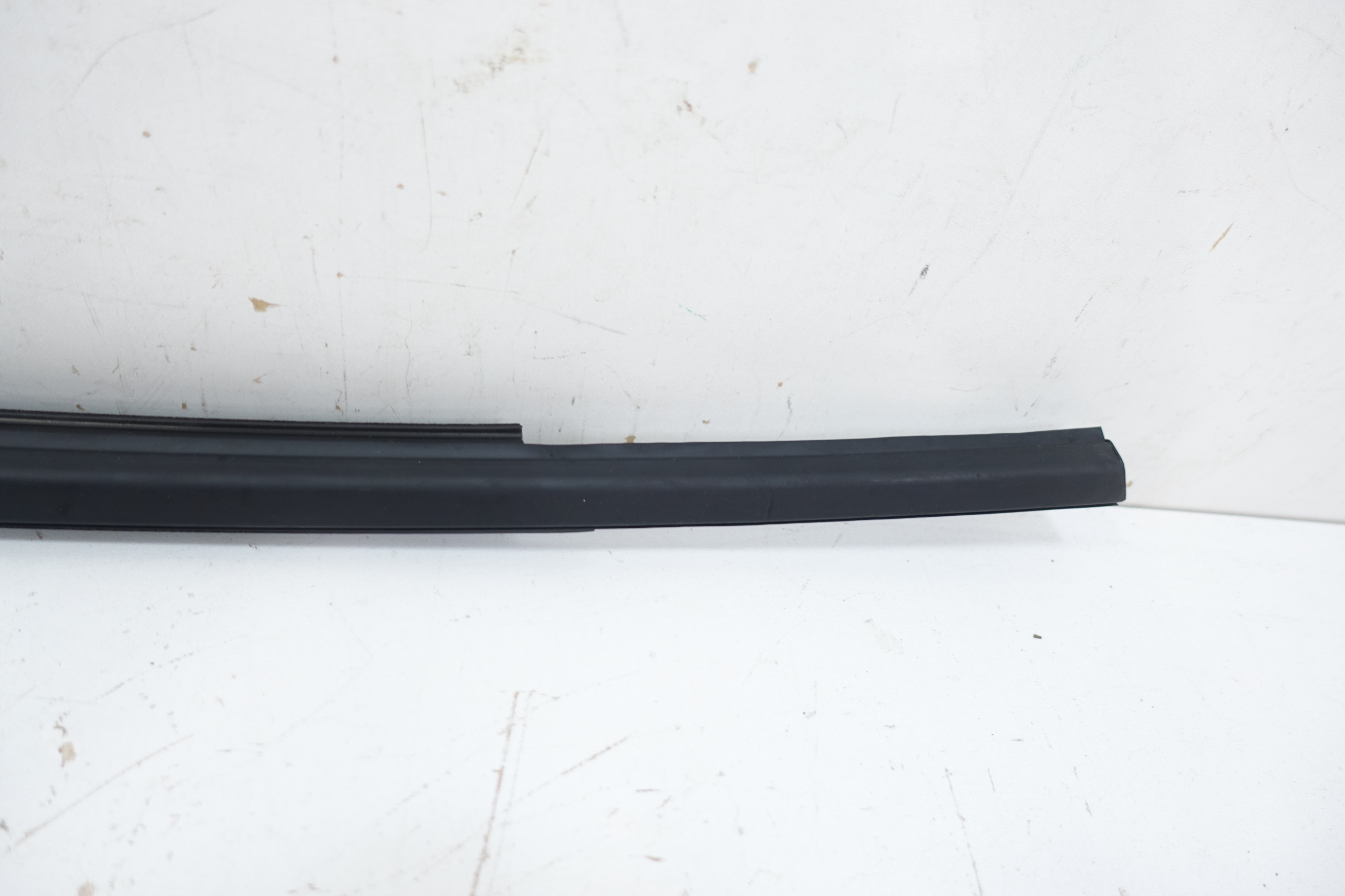 Listón puerta trasera izquierda Ford Kuga image 4