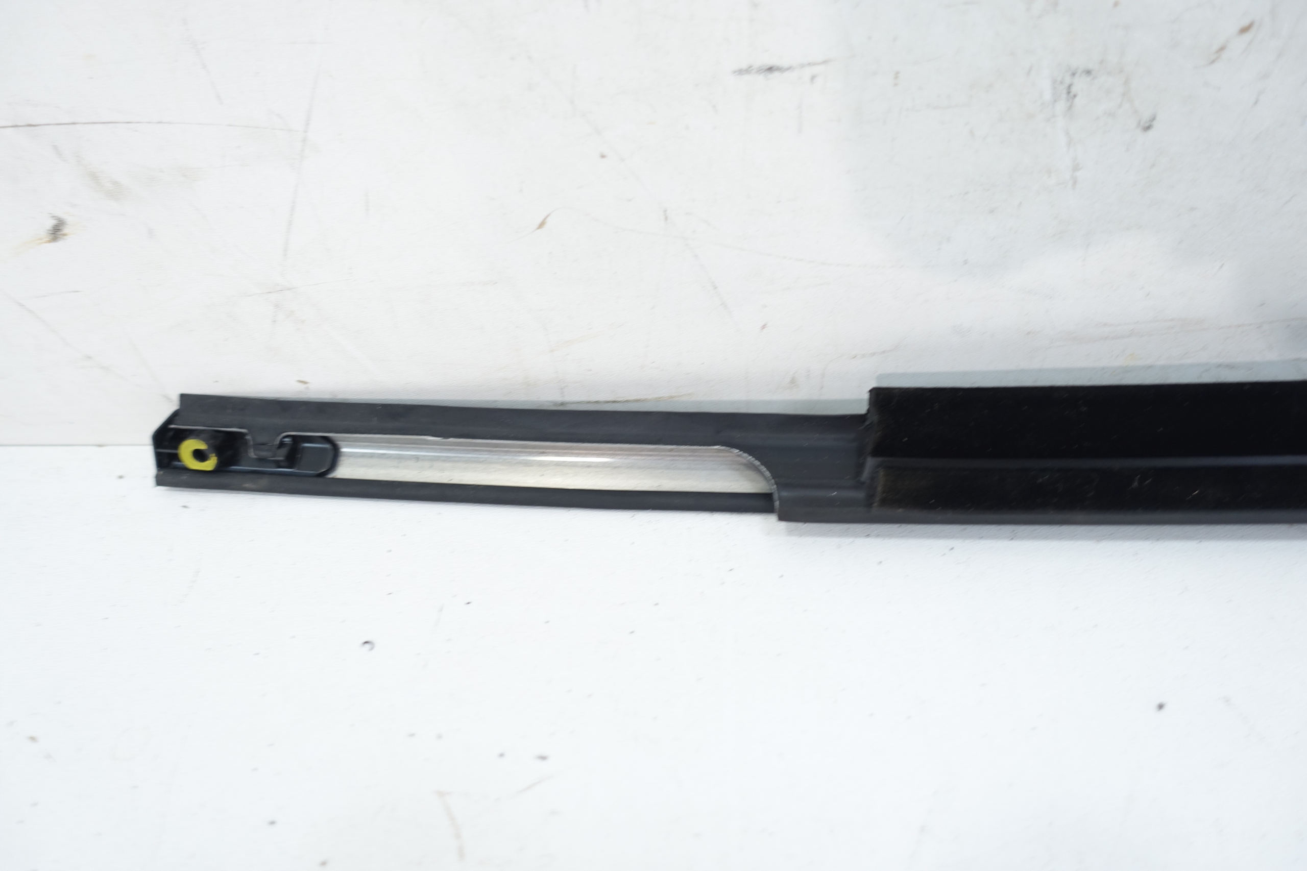 Listón puerta trasera izquierda Ford Kuga image 5