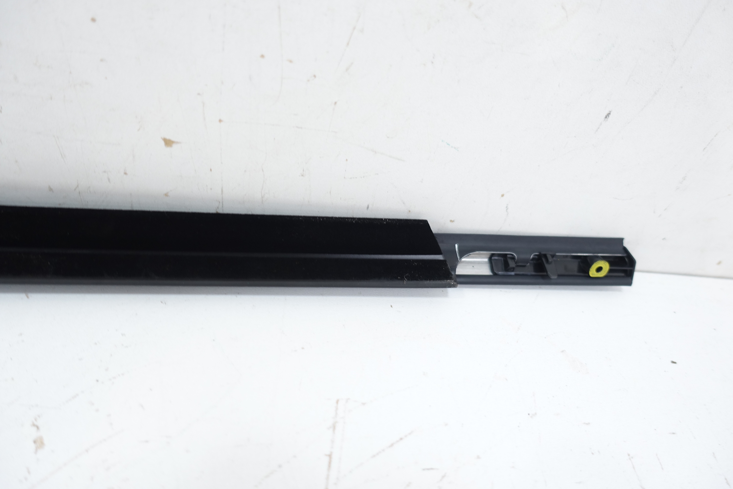 Listón puerta trasera izquierda Ford Kuga image 7