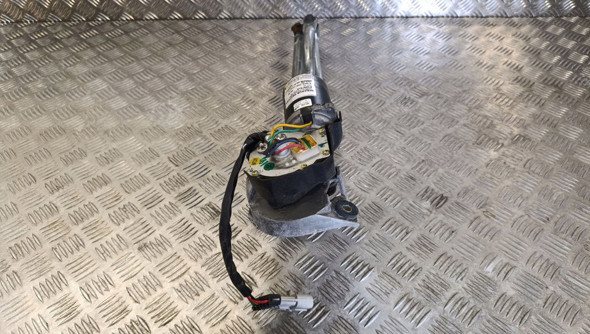 Tesla S Scheibenwischermotor 6005946-00-F image 3