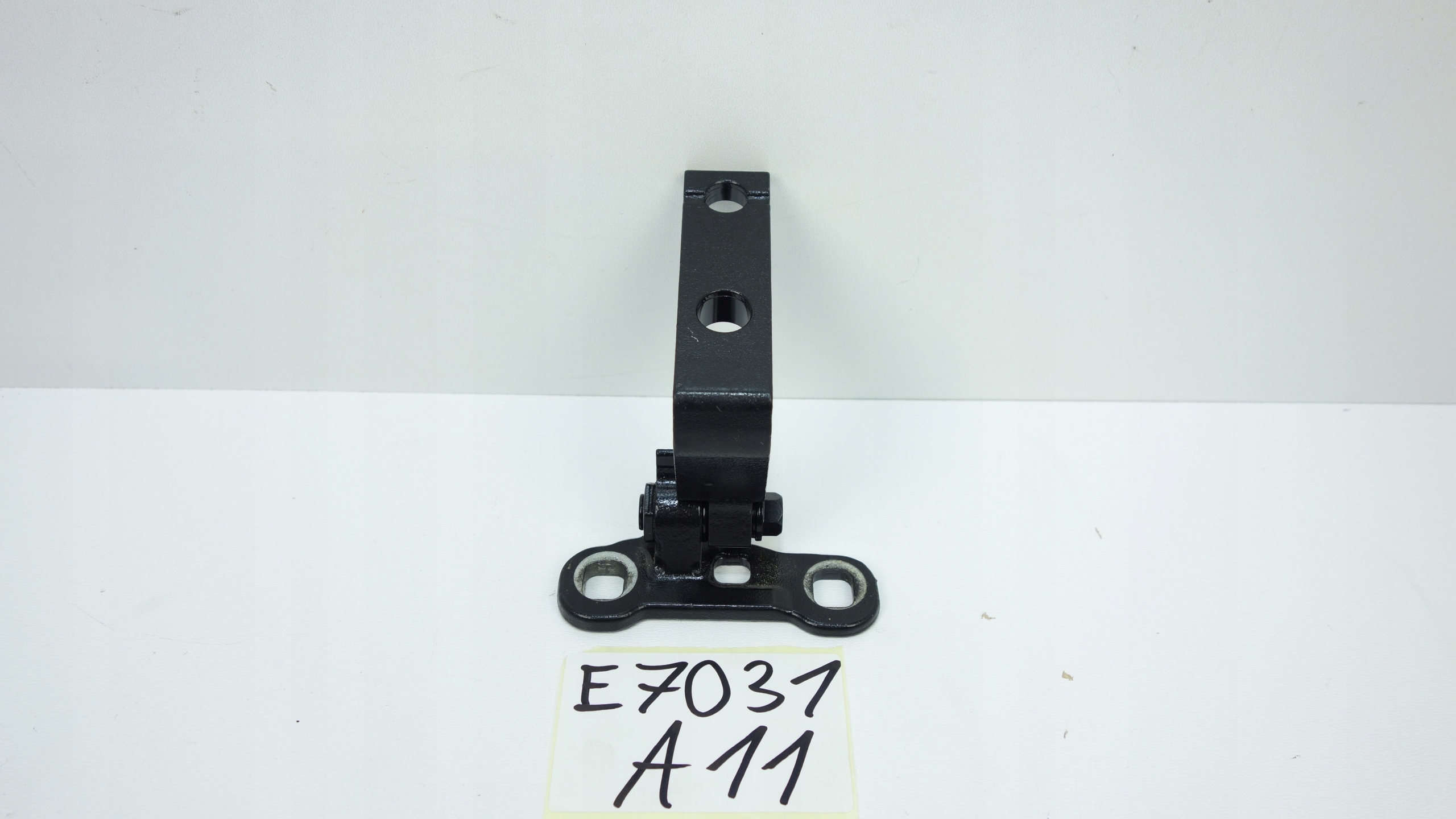 Volvo XC40 Front Left Upper Door Hinge Used image 2