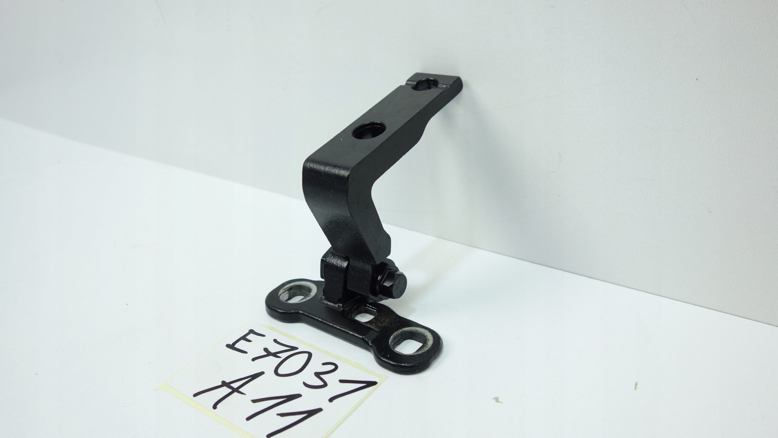 Volvo XC40 Front Left Upper Door Hinge Used image 3