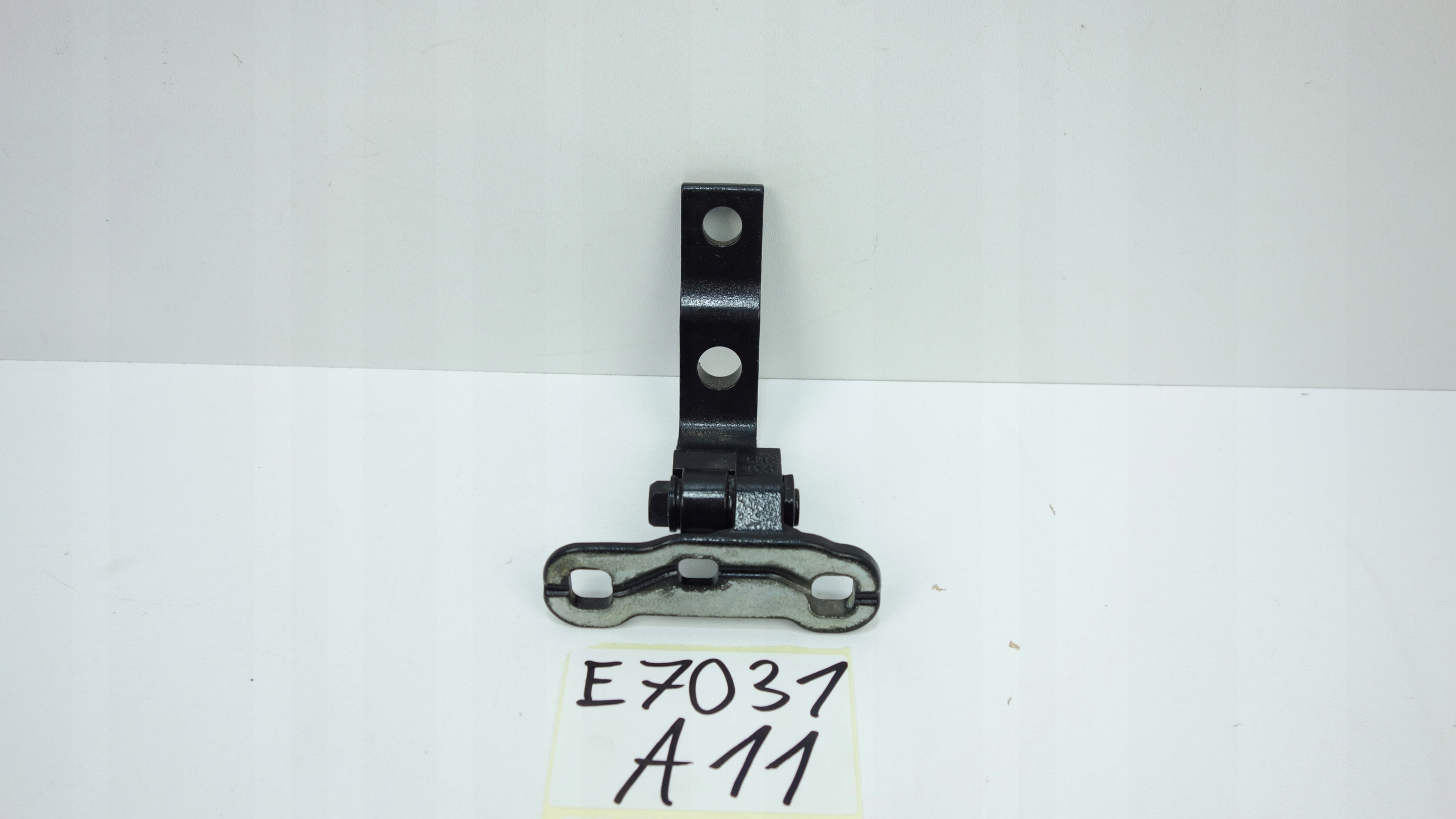 Volvo XC40 Front Left Upper Door Hinge Used image 4