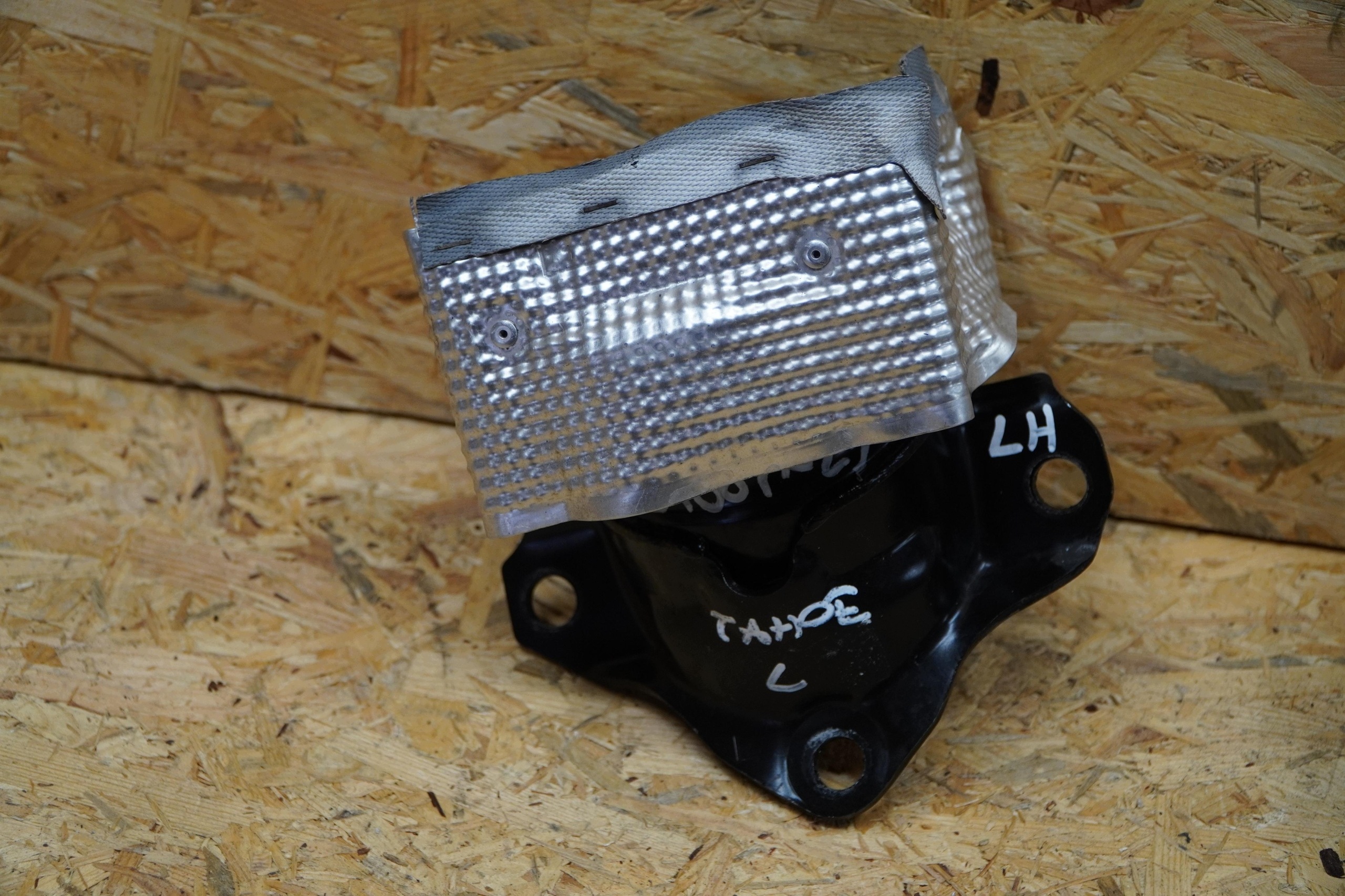 Moottorin kiinnike vasen 84687023 Tahoe V6.2
