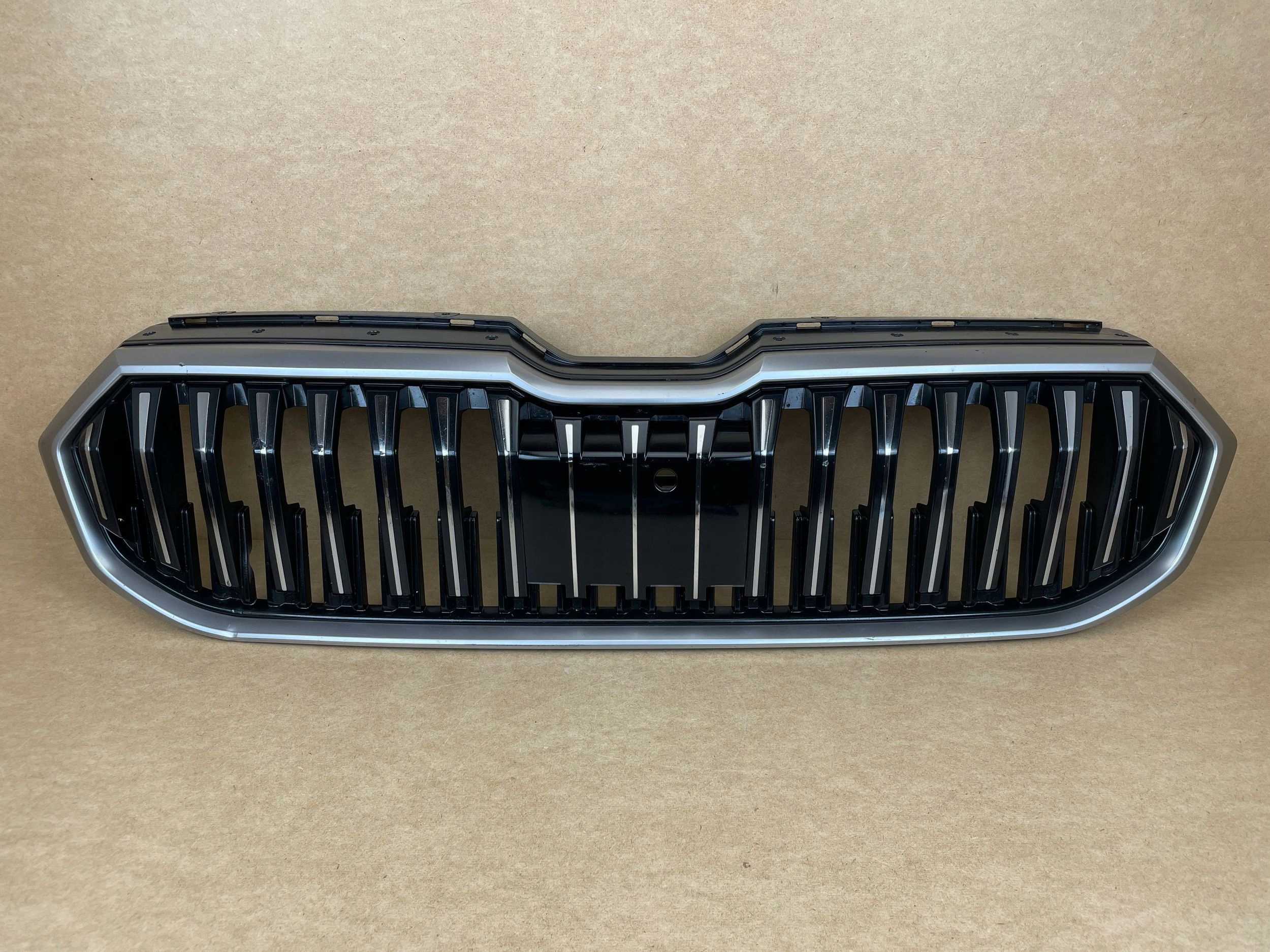 SKODA SUPERB IV 3P0 2023- etusäleikkö image 2