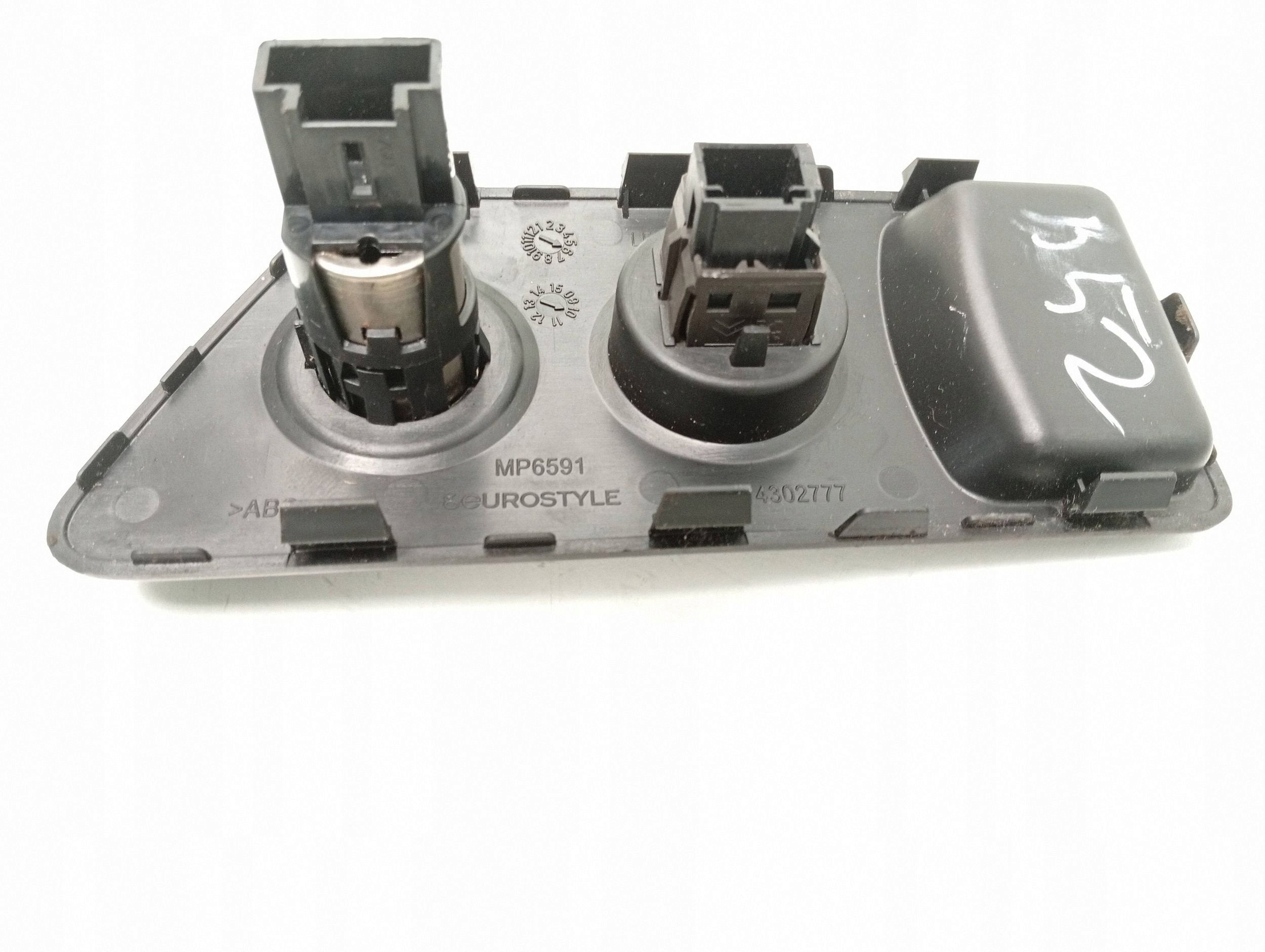 2012 Peugeot RCZ 12V-uttag (fram) YM14302777 image 3