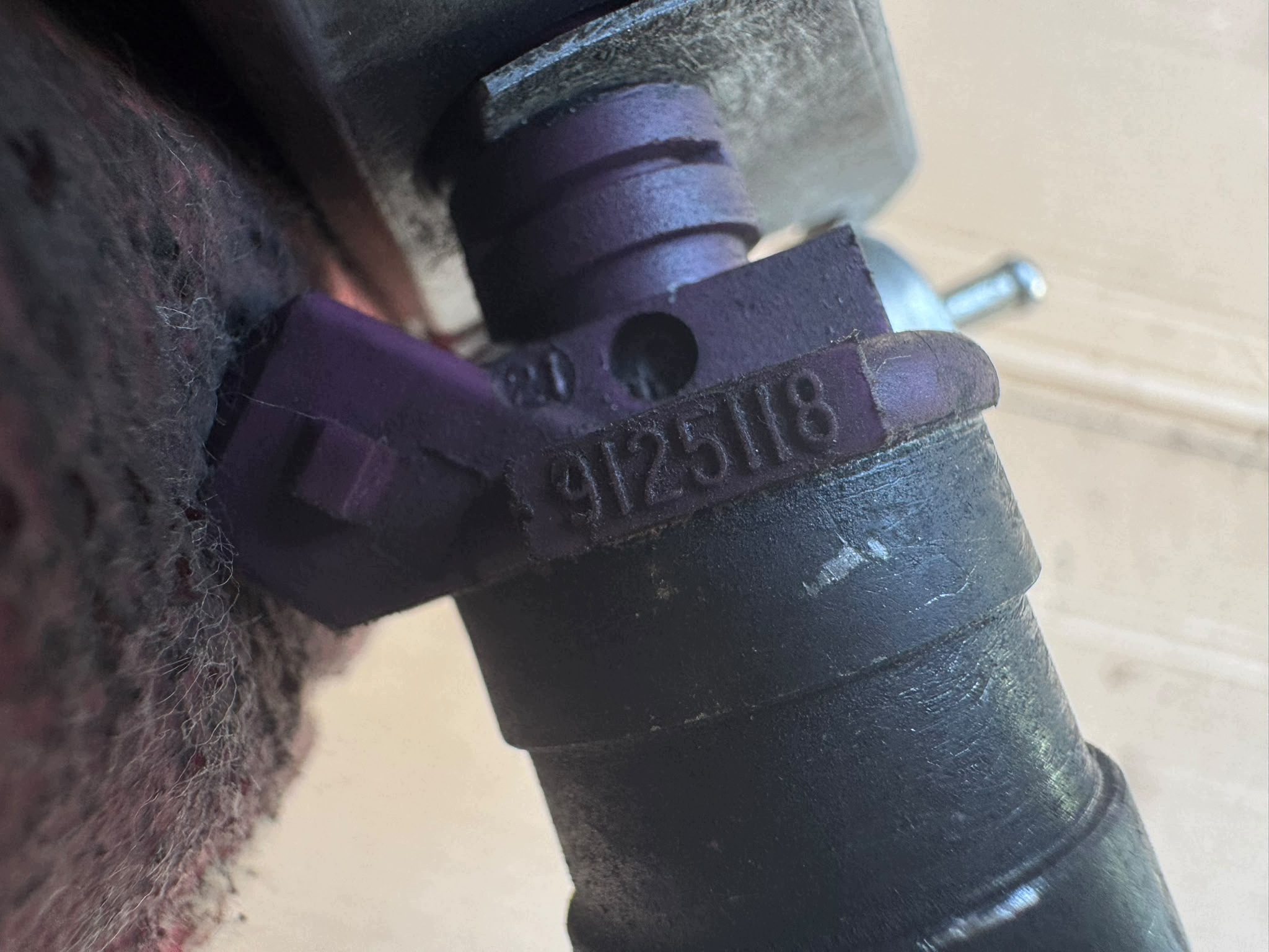 Volvo V40 S40 Renault 2.0B Injector Rail image 5