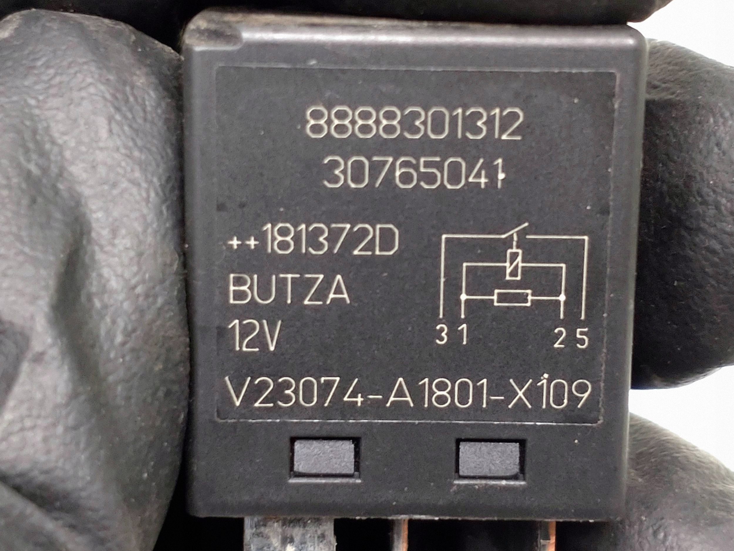 Relais Volvo 12V 4 pôles 30765041 image 3