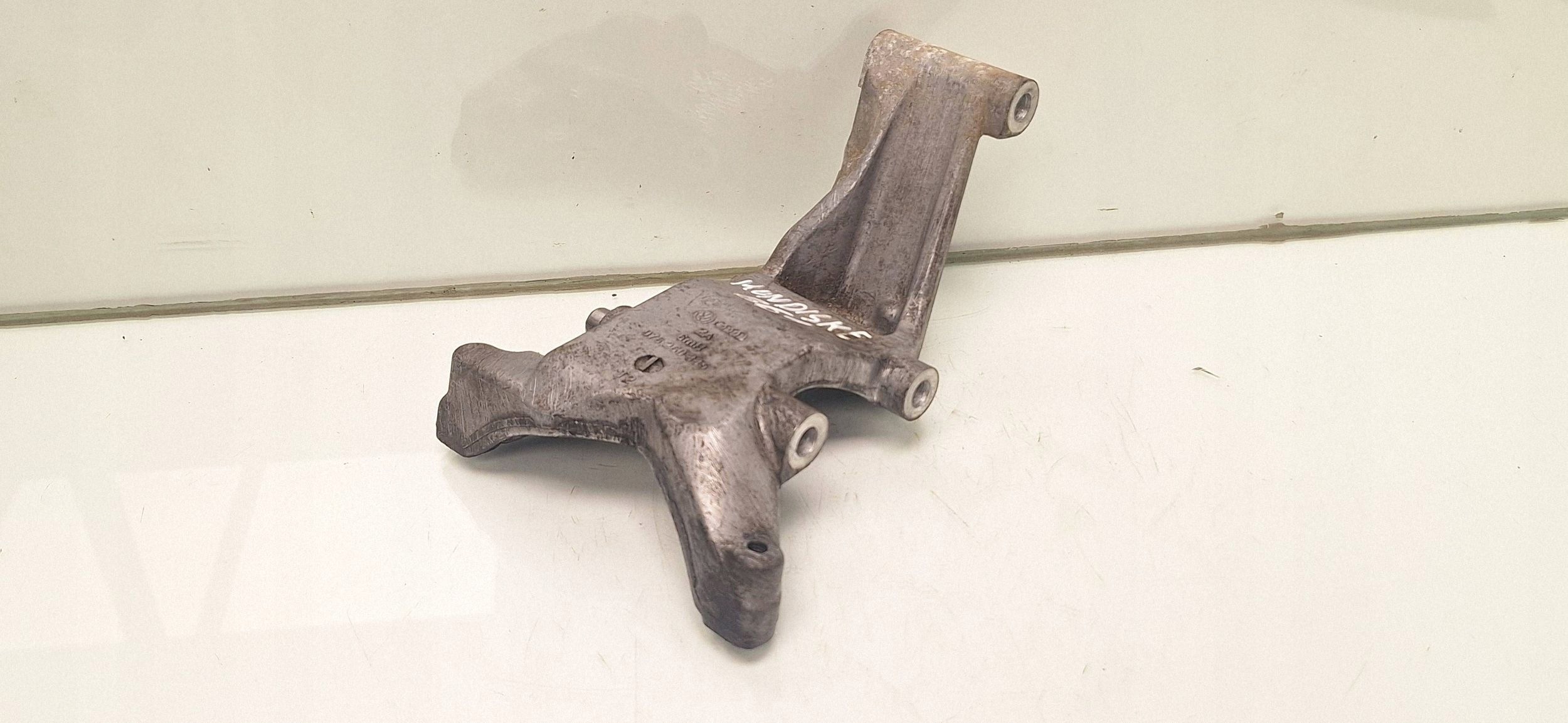 Support compresseur clim VW Crafter 2.5 TDI 076260885 image 2