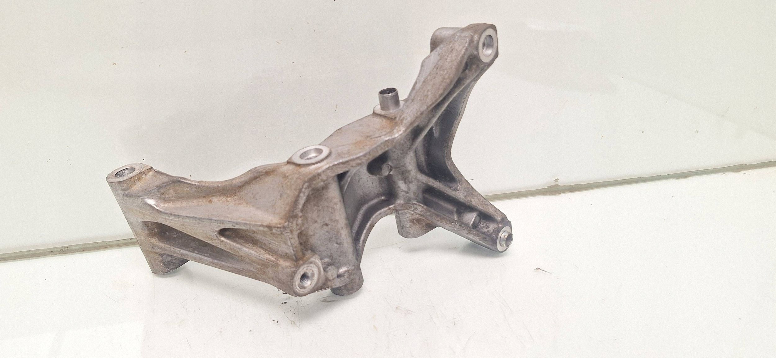 Support compresseur clim VW Crafter 2.5 TDI 076260885 image 3