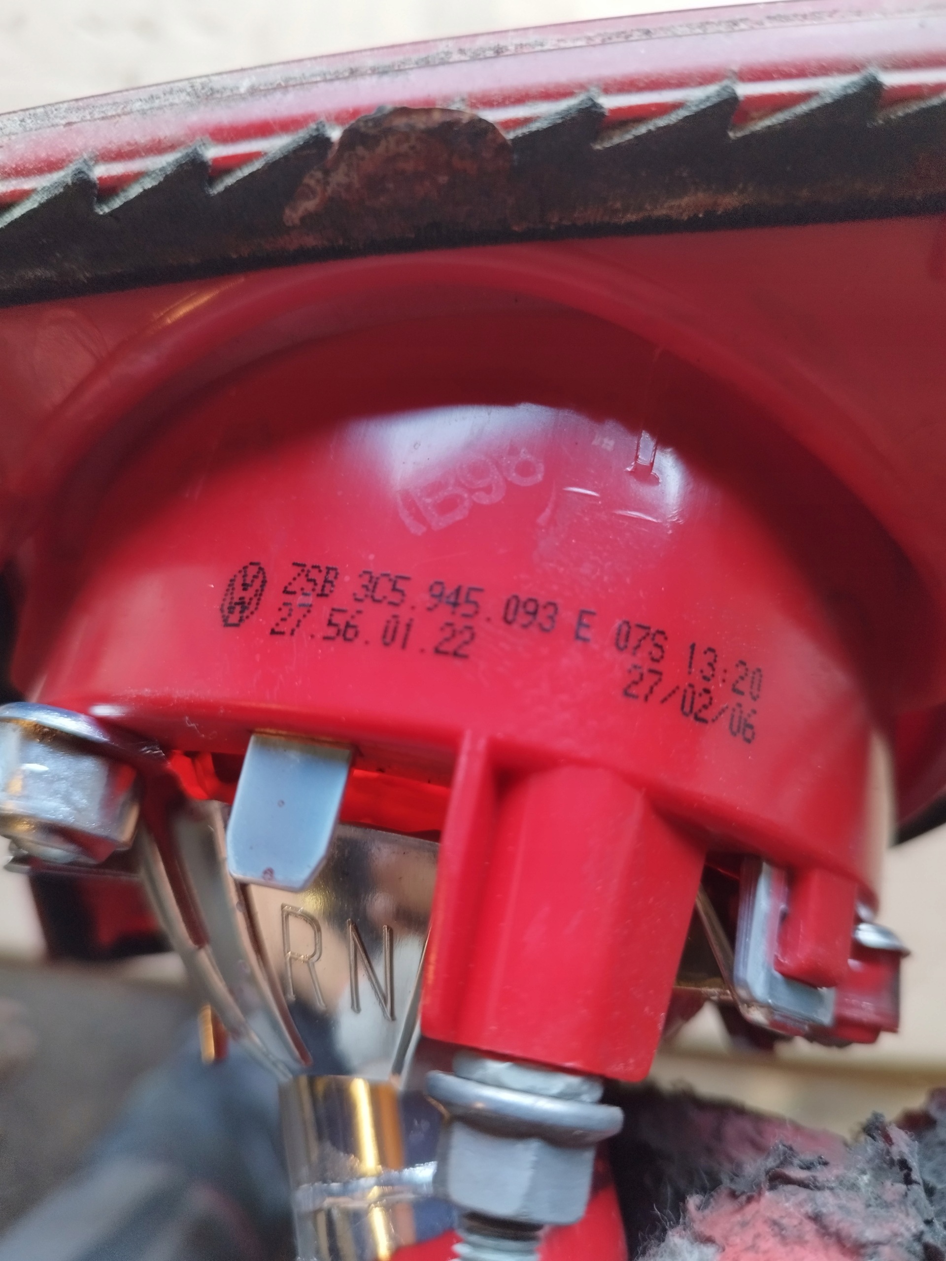 Feu hayon gauche VW Passat B6 3C5945093E image 3