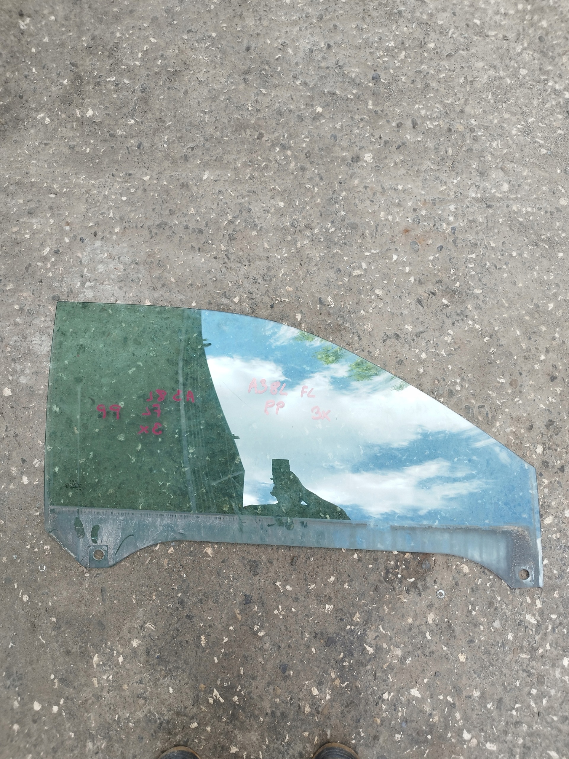 Audi A3 8L Right Front Window 00-03 image 2