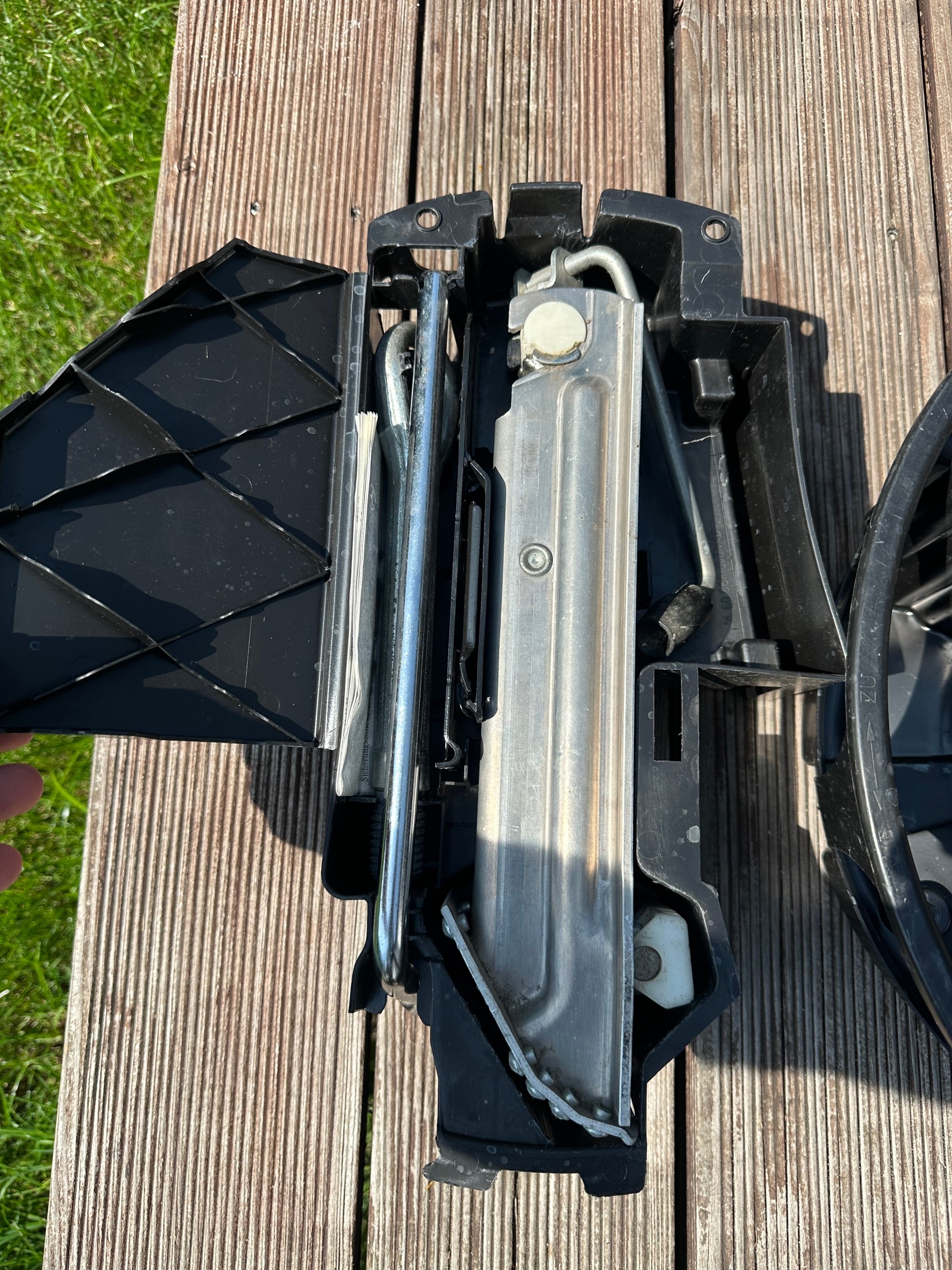 Mercedes W207 W212 Einsatz für Wagenheber A2128980914 image 3